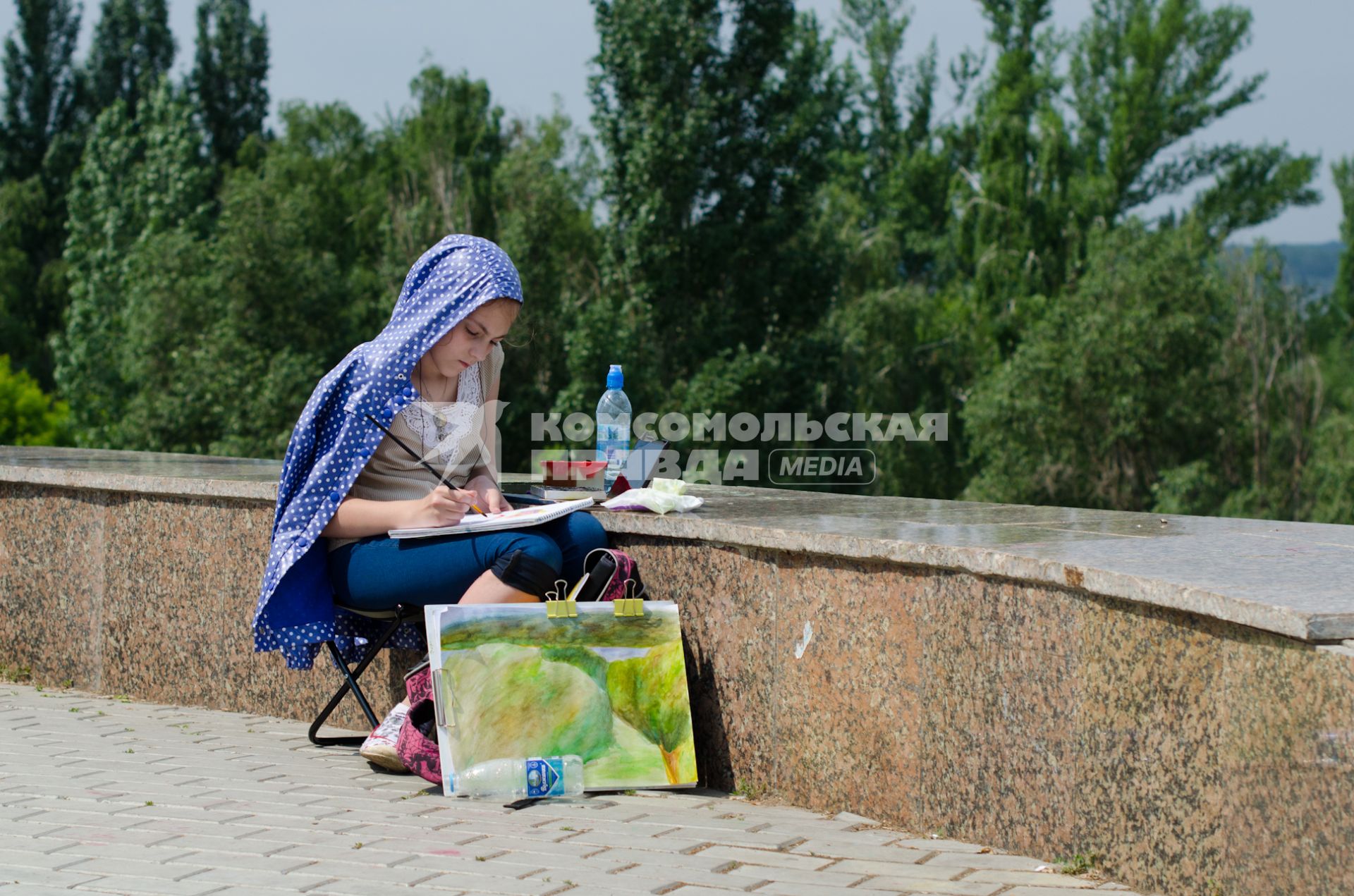 Самара. Девушка рисует на пленэре.