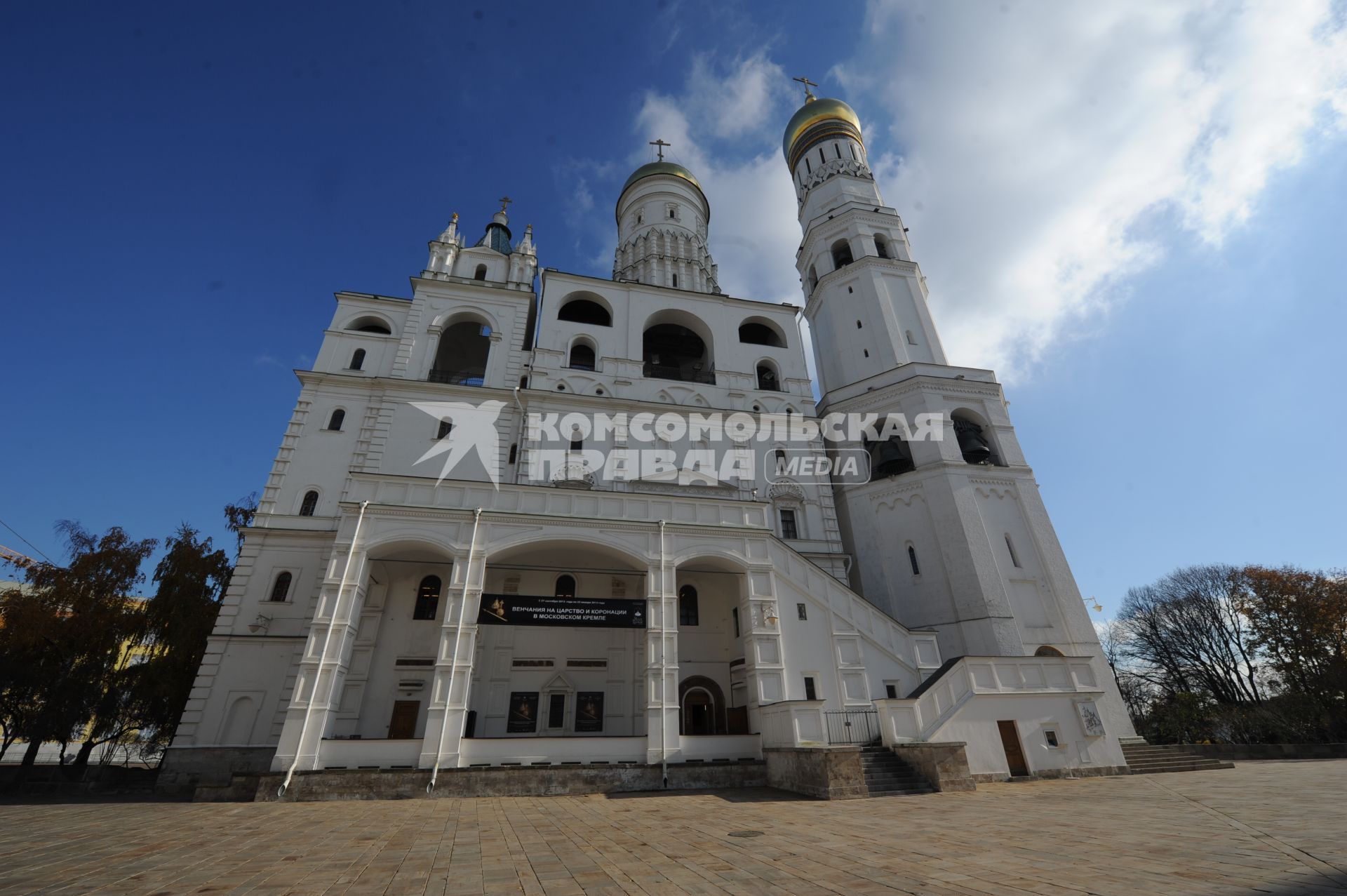 Московский Кремль. Колокольня Ивана Великого и Успенская звонница на Соборной площади.