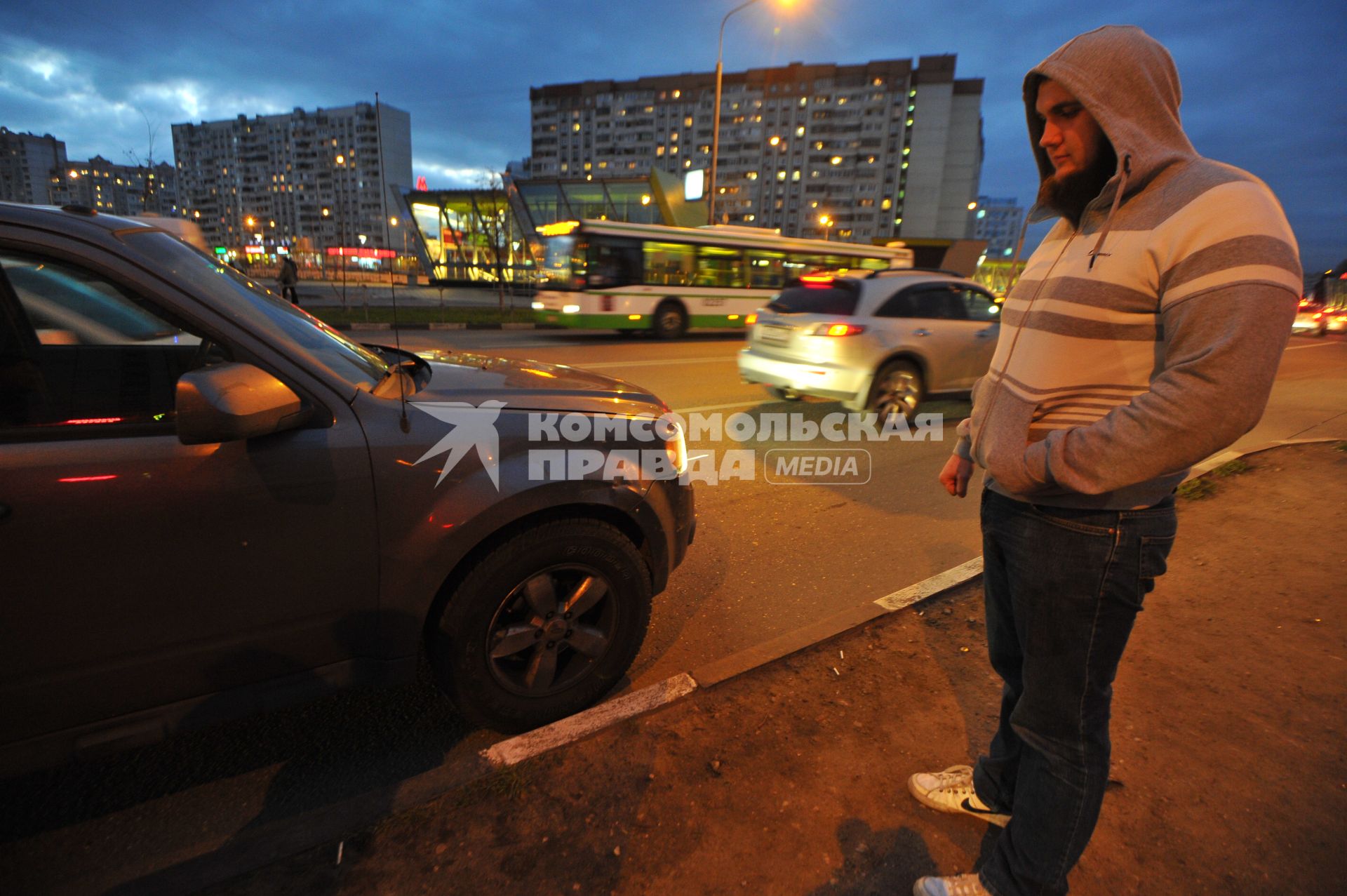 Москва. `Санитар леса` Евгений Камнев таранит на своем авто всех, кто едет не по правилам.