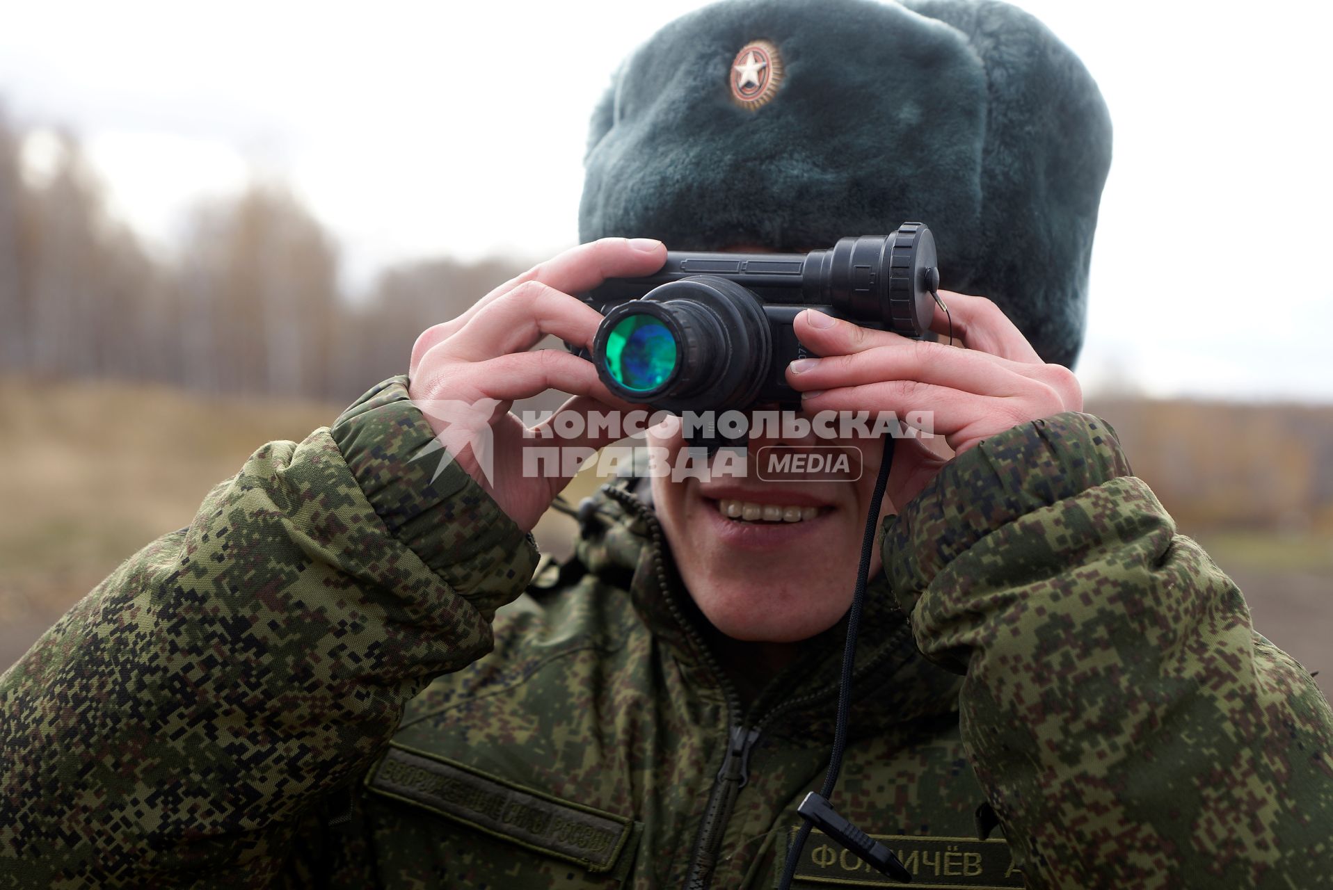 Челябинская область. Чебаркульский военный полигон. Военнослужащий смотрит через прибор ночного видения на покрашеный краской танк, в ходе испытания краски с антиобледенительным, маскировочным и радиодезактивирующим свойствами.