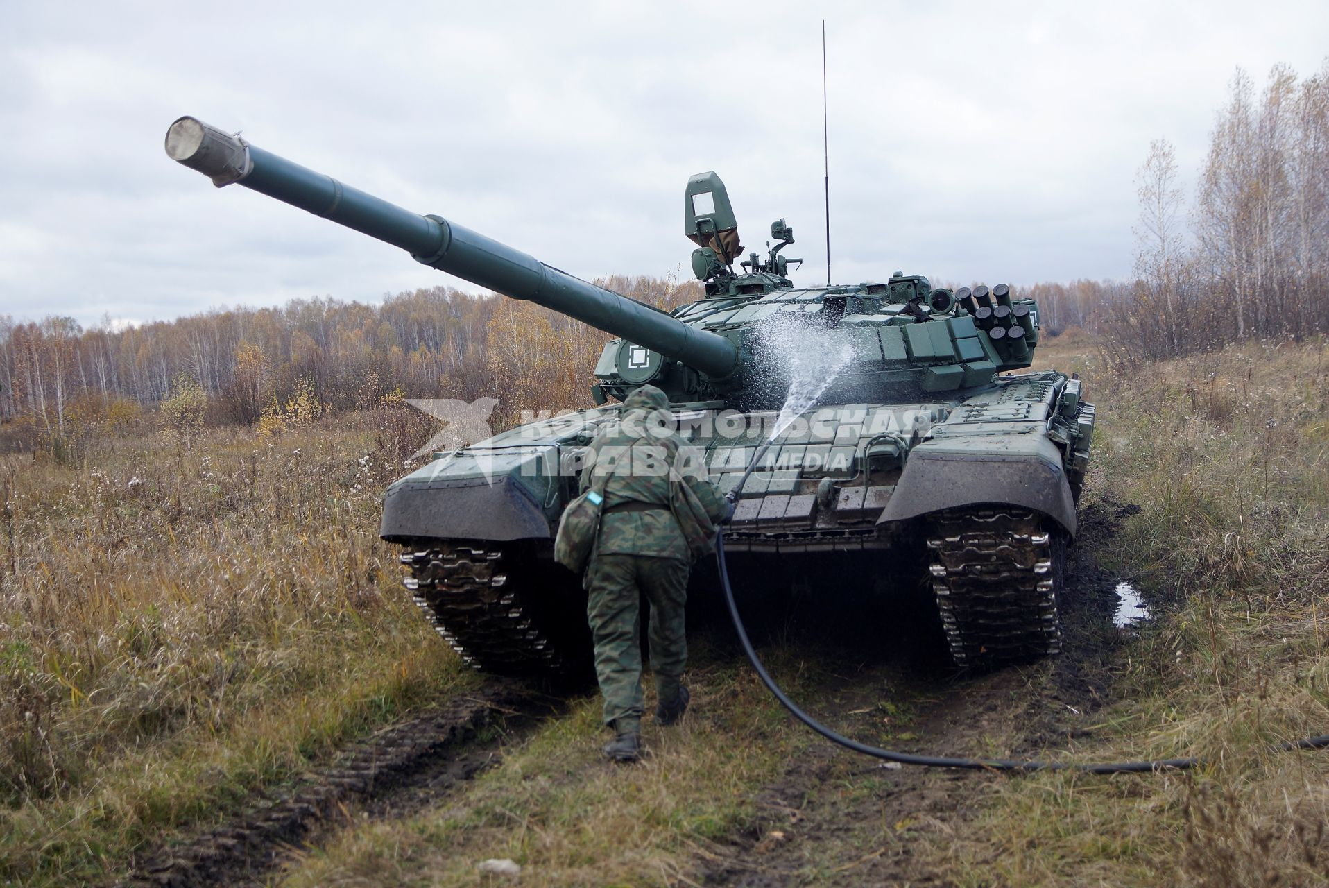 Челябинская область. Чебаркульский военный полигон. Военнослужащий проводит противорадиационную обработку танка Т-72, в ходе испытания краски с антиобледенительным, маскировочным и радиодезактивирующим свойствами.