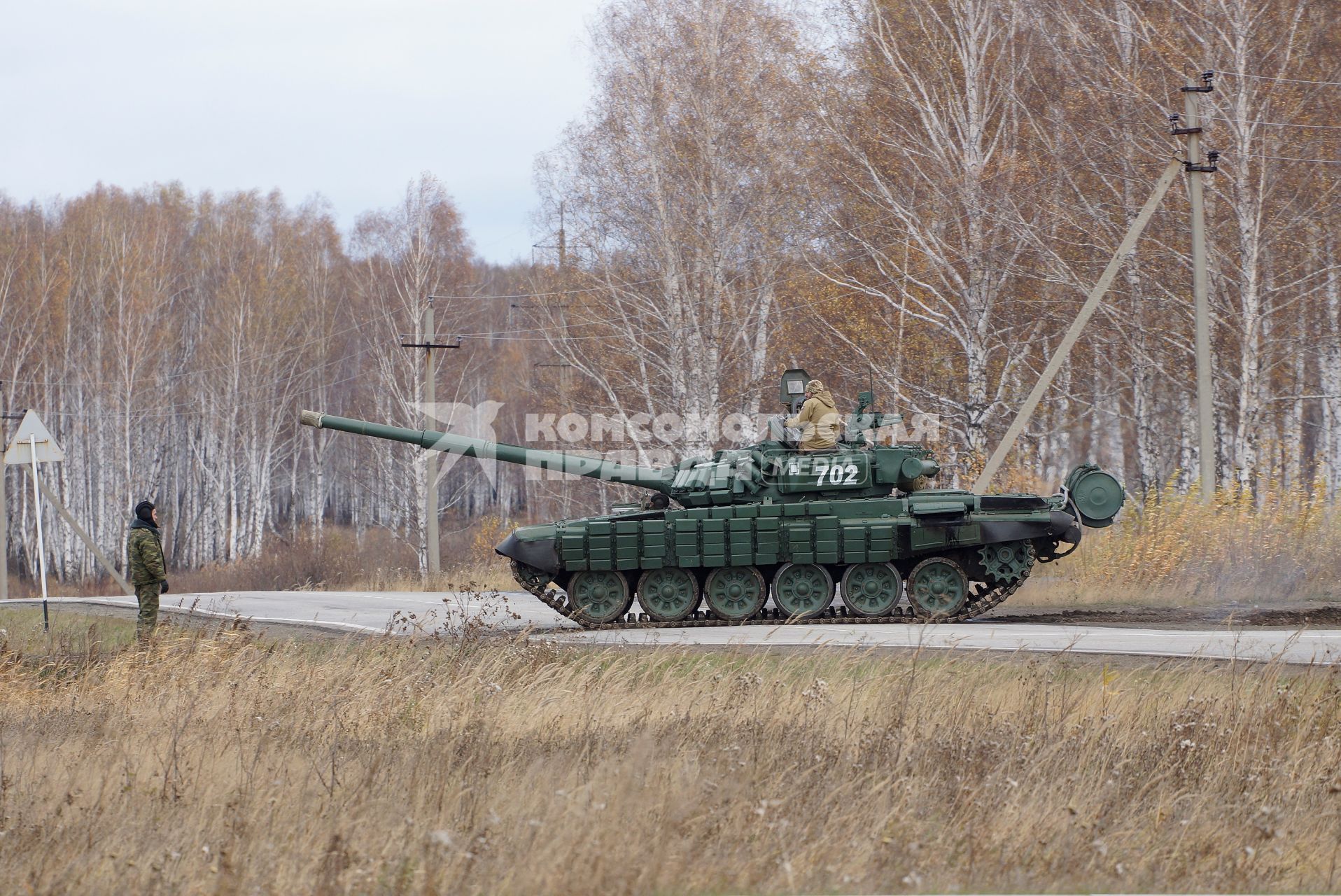 Челябинская область. Чебаркульский военный полигон. Танк Т-72 в ходе испытания краски с антиобледенительным, маскировочным и радиодезактивирующим свойствами.