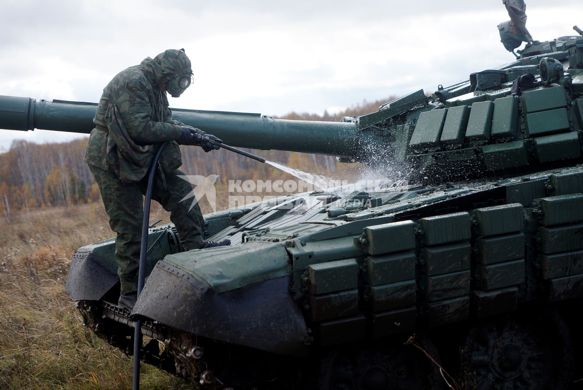 Челябинская область. Чебаркульский военный полигон. Военнослужащий проводит противорадиационную обработку танка Т-72, в ходе испытания краски с антиобледенительным, маскировочным и радиодезактивирующим свойствами.