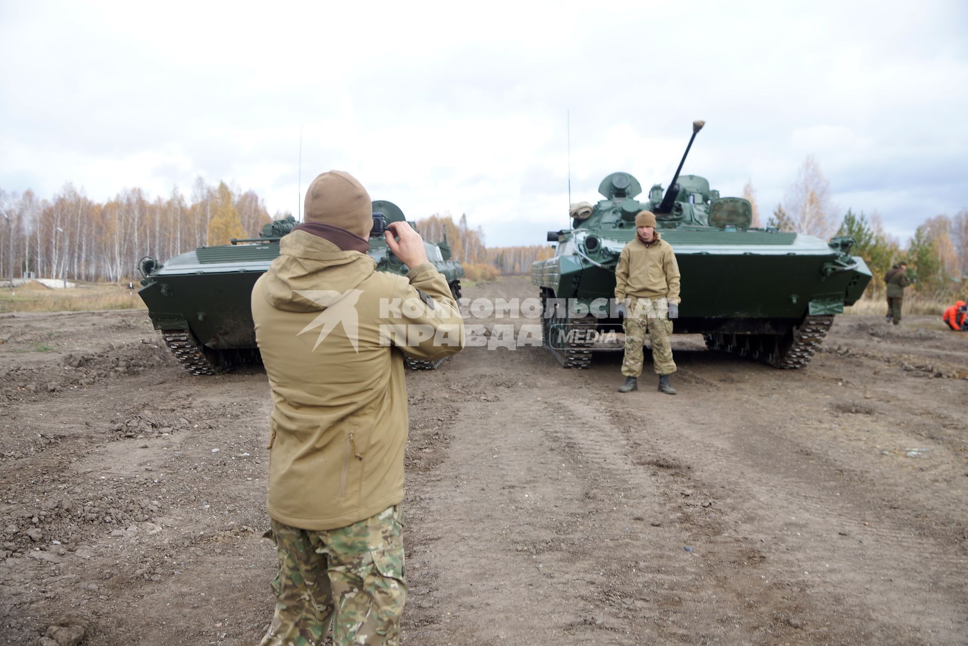 Челябинская область. Чебаркульский военный полигон. Военнослужащий смотрит через прибор ночного видения на покрашеный краской БМП-2, в ходе испытания краски с антиобледенительным, маскировочным и радиодезактивирующим свойствами.