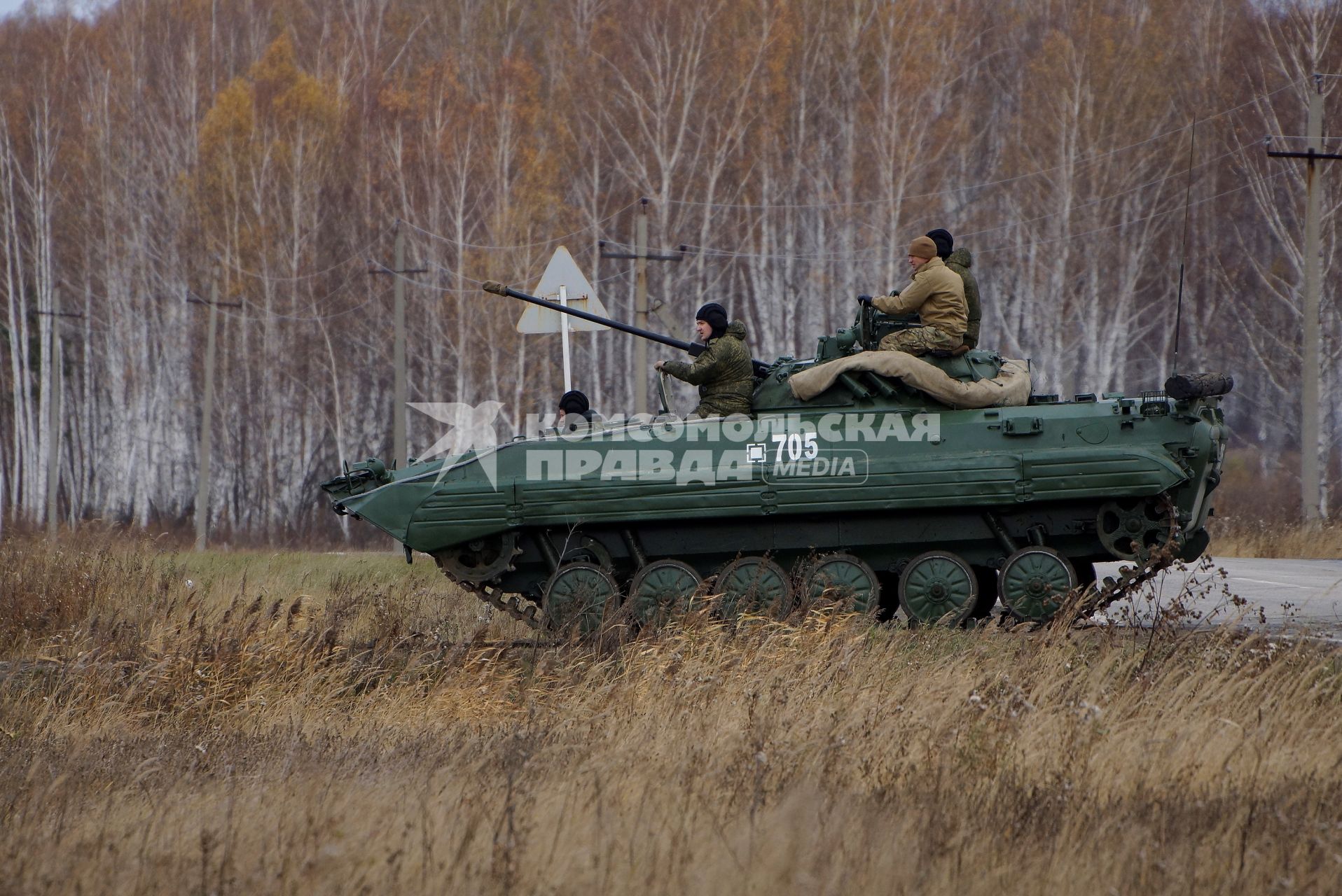 Челябинская область. Чебаркульский военный полигон. БМП-2 в ходе испытания краски с антиобледенительным, маскировочным и радиодезактивирующим свойствами.