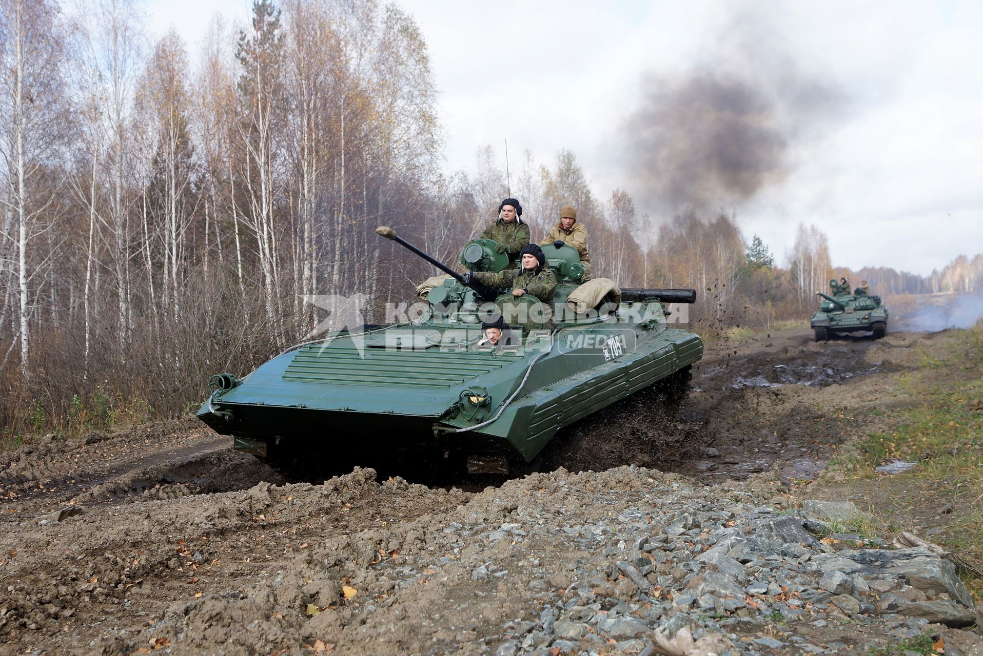 Челябинская область. Чебаркульский военный полигон. БМП-2 и танк Т-72 на танкодроме в ходе полевого испытания краски с антиобледенительным, маскировочным и радиодезактивирующим свойствами.