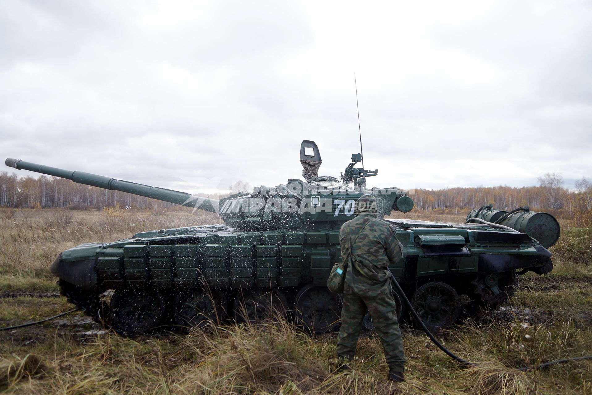 Челябинская область. Чебаркульский военный полигон. Военнослужащий проводит противорадиационную обработку танка Т-72, в ходе испытания краски с антиобледенительным, маскировочным и радиодезактивирующим свойствами.