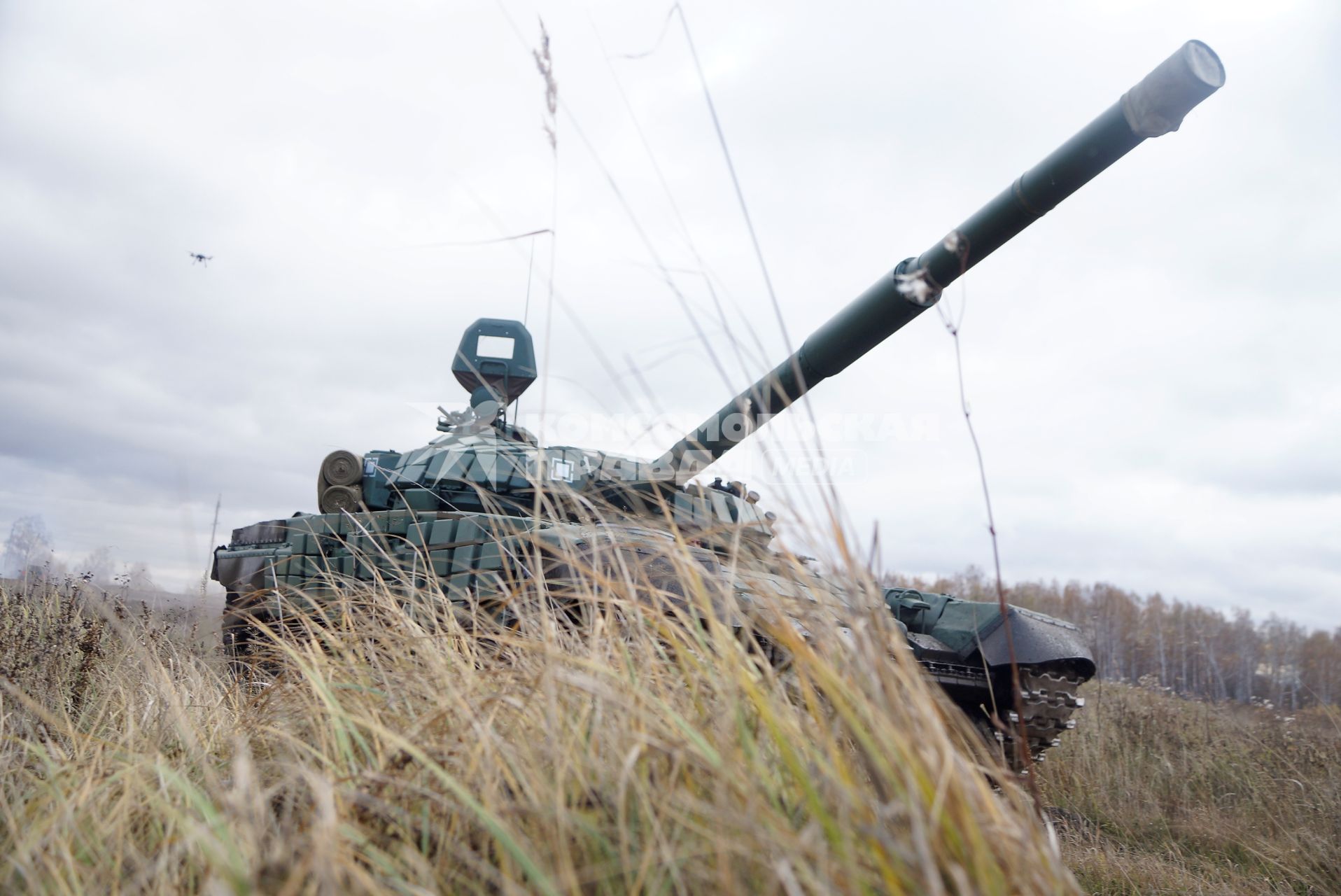 Челябинская область. Чебаркульский военный полигон. Танк Т-72 в ходе испытания краски с антиобледенительным, маскировочным и радиодезактивирующим свойствами.