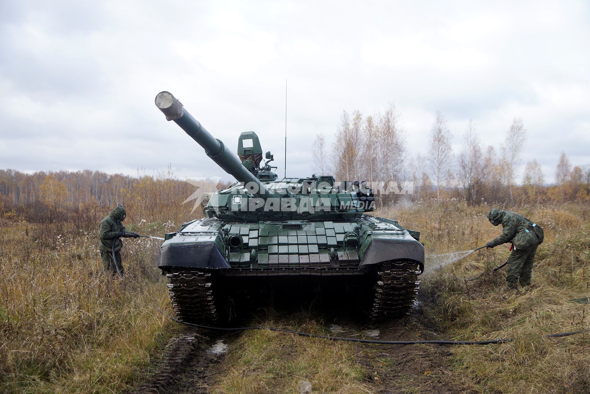 Челябинская область. Чебаркульский военный полигон. Военнослужащие проводит противорадиационную обработку танка Т-72, в ходе испытания краски с антиобледенительным, маскировочным и радиодезактивирующим свойствами.