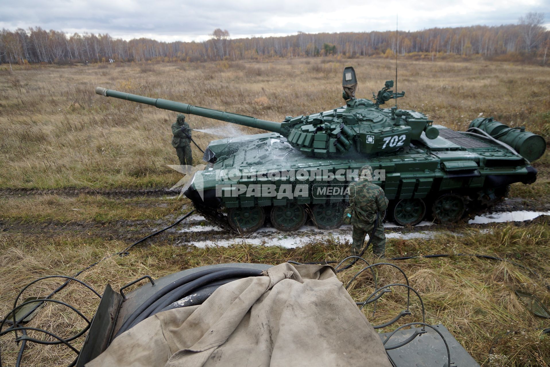 Челябинская область. Чебаркульский военный полигон. Военнослужащие проводит противорадиационную обработку танка Т-72, в ходе испытания краски с антиобледенительным, маскировочным и радиодезактивирующим свойствами.