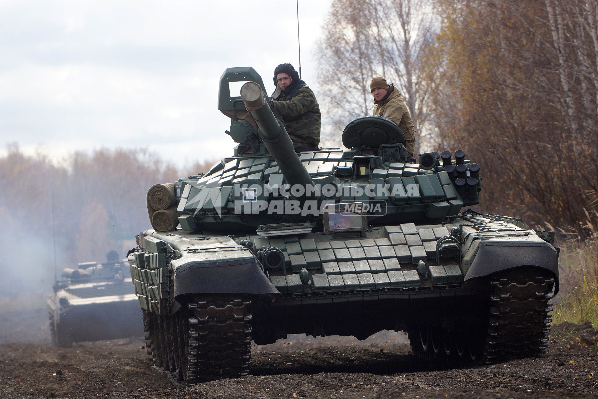 Челябинская область. Чебаркульский военный полигон. Танк Т-72 в ходе испытания краски с антиобледенительным, маскировочным и радиодезактивирующим свойствами.