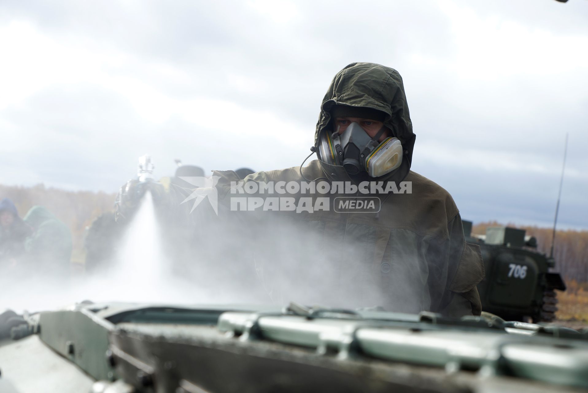 Челябинская область. Чебаркульский военный полигон. Военнослужащий поливает растворителем танк Т-72 в ходе испытания краски с антиобледенительным, маскировочным и радиодезактивирующим свойствами.