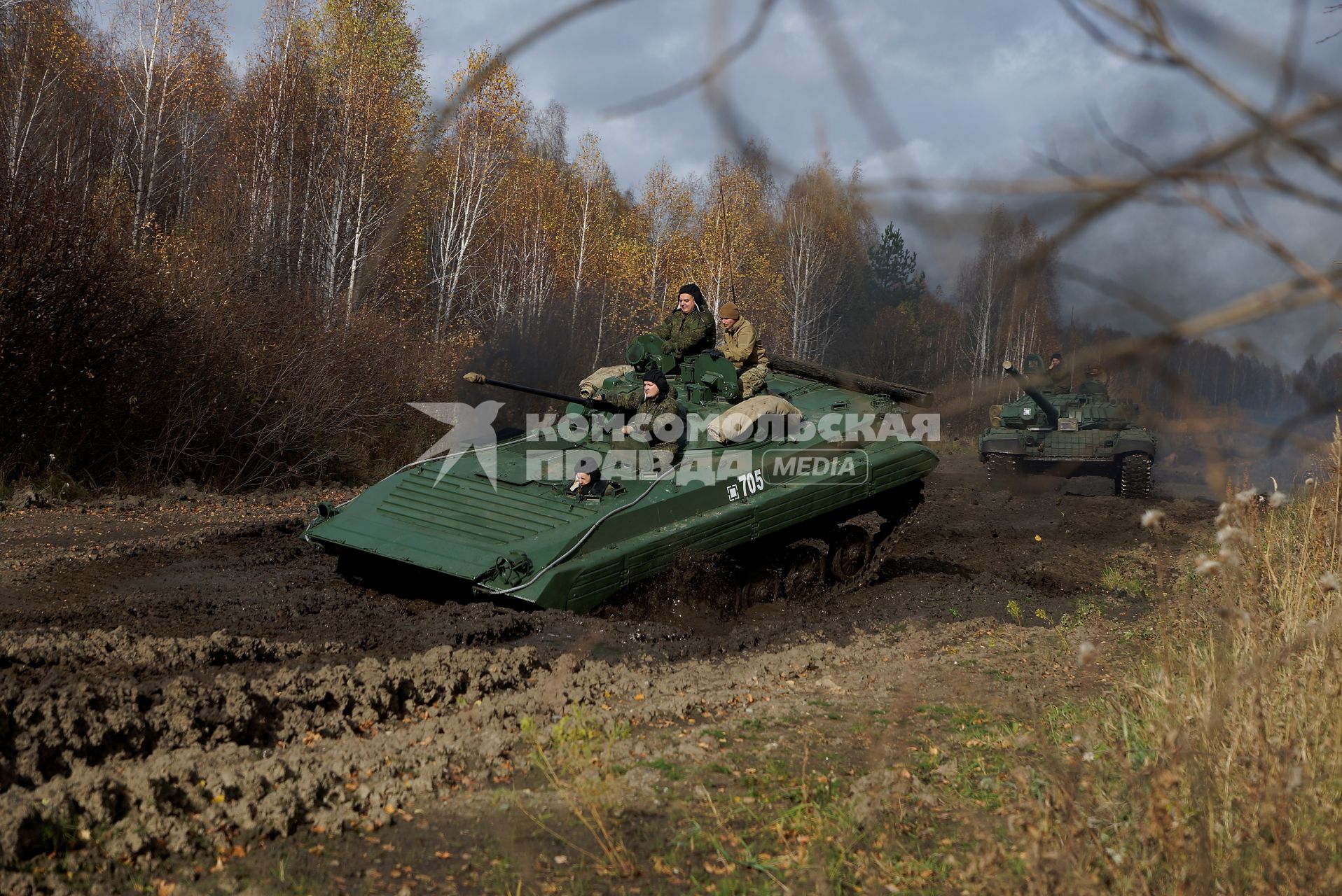 Челябинская область. Чебаркульский военный полигон. БМП-2 и танк Т-72 на танкодроме в ходе полевого испытания краски с антиобледенительным, маскировочным и радиодезактивирующим свойствами.