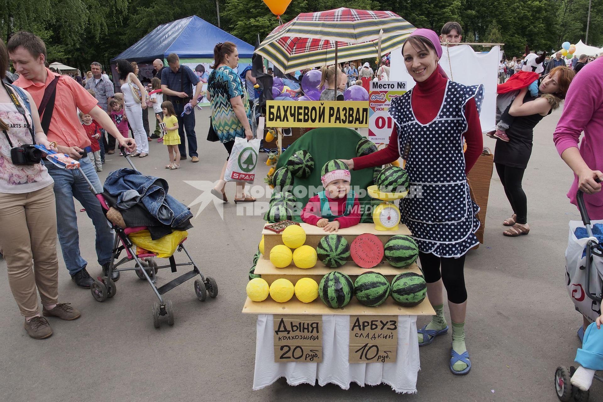 Тула. Конкурс наряженных колясок в рамках городского семейного праздника `МамПарад`.