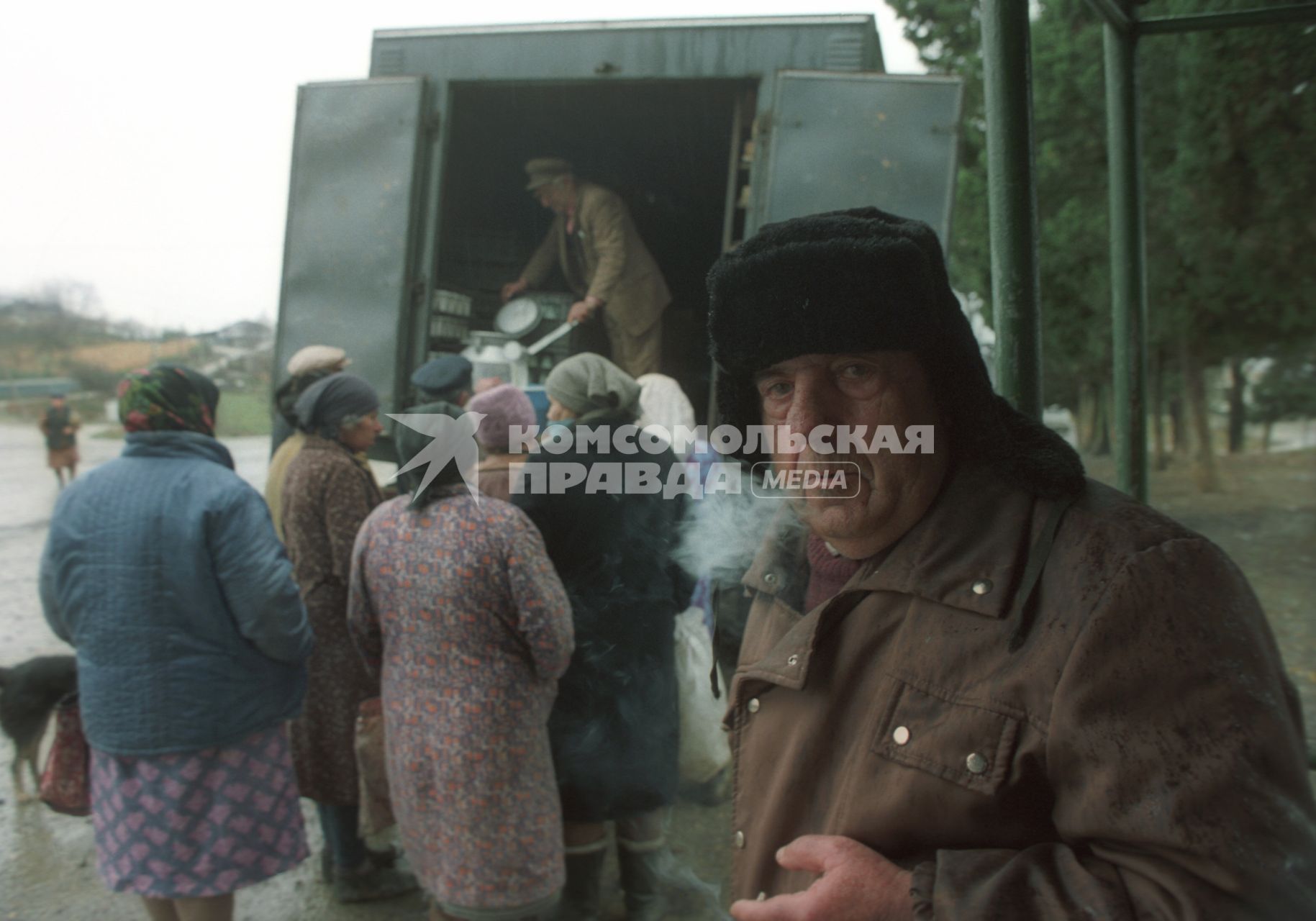 Сочи.90-ые. Село Социализм в окрестностях Сочи. Люди покупают продукты в автолавке.