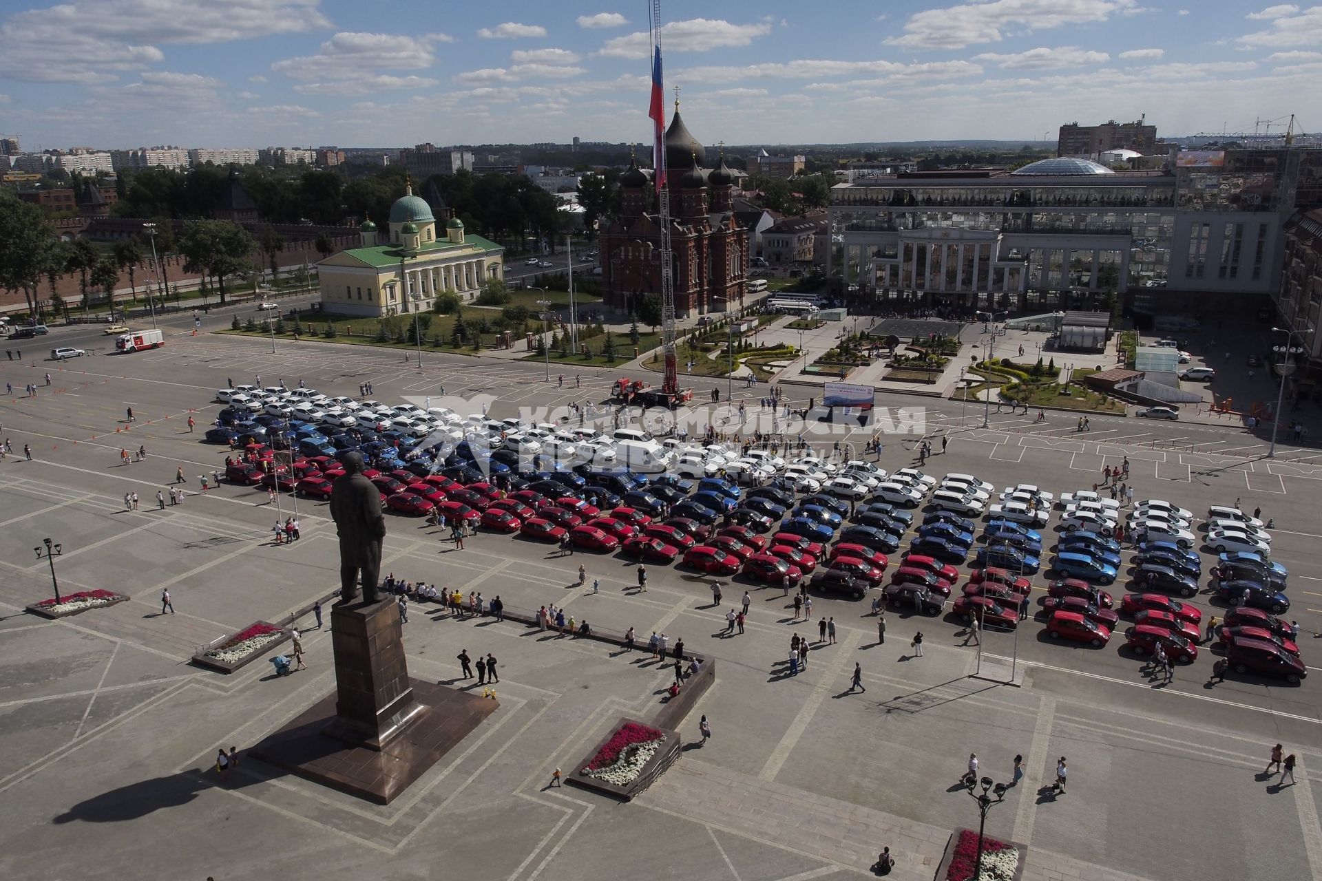 Тула. В День российского флага на площади Ленина прошел флешмоб - автомобили выстроились в форме триколора.