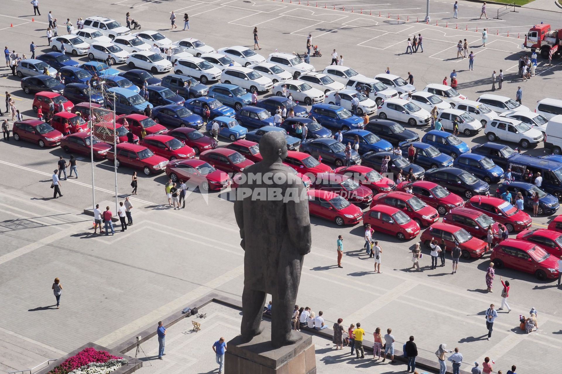 Тула. В День российского флага на площади Ленина прошел флешмоб - автомобили выстроились в форме триколора.