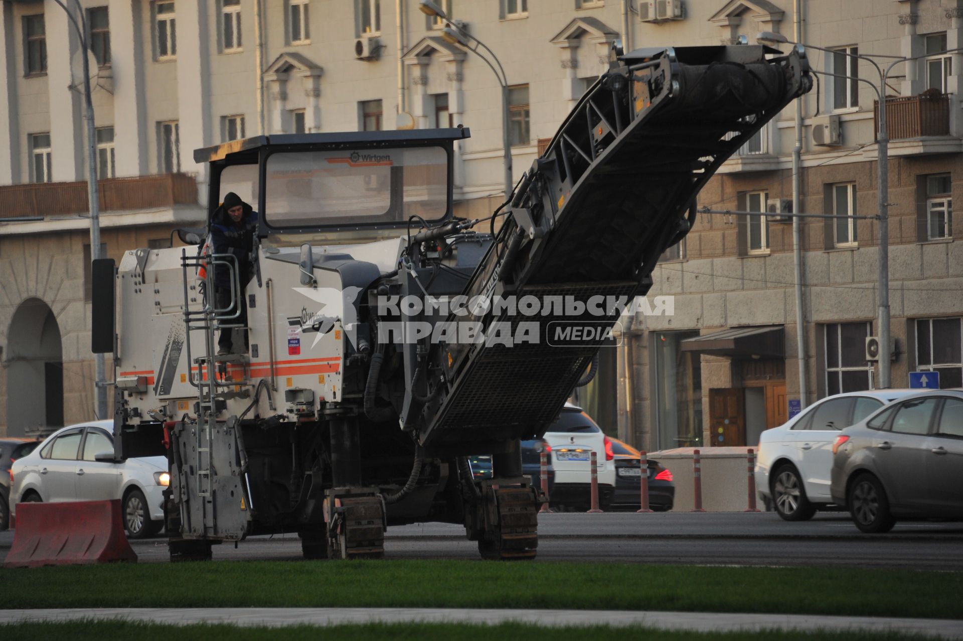 Москва. Дорожная фреза.