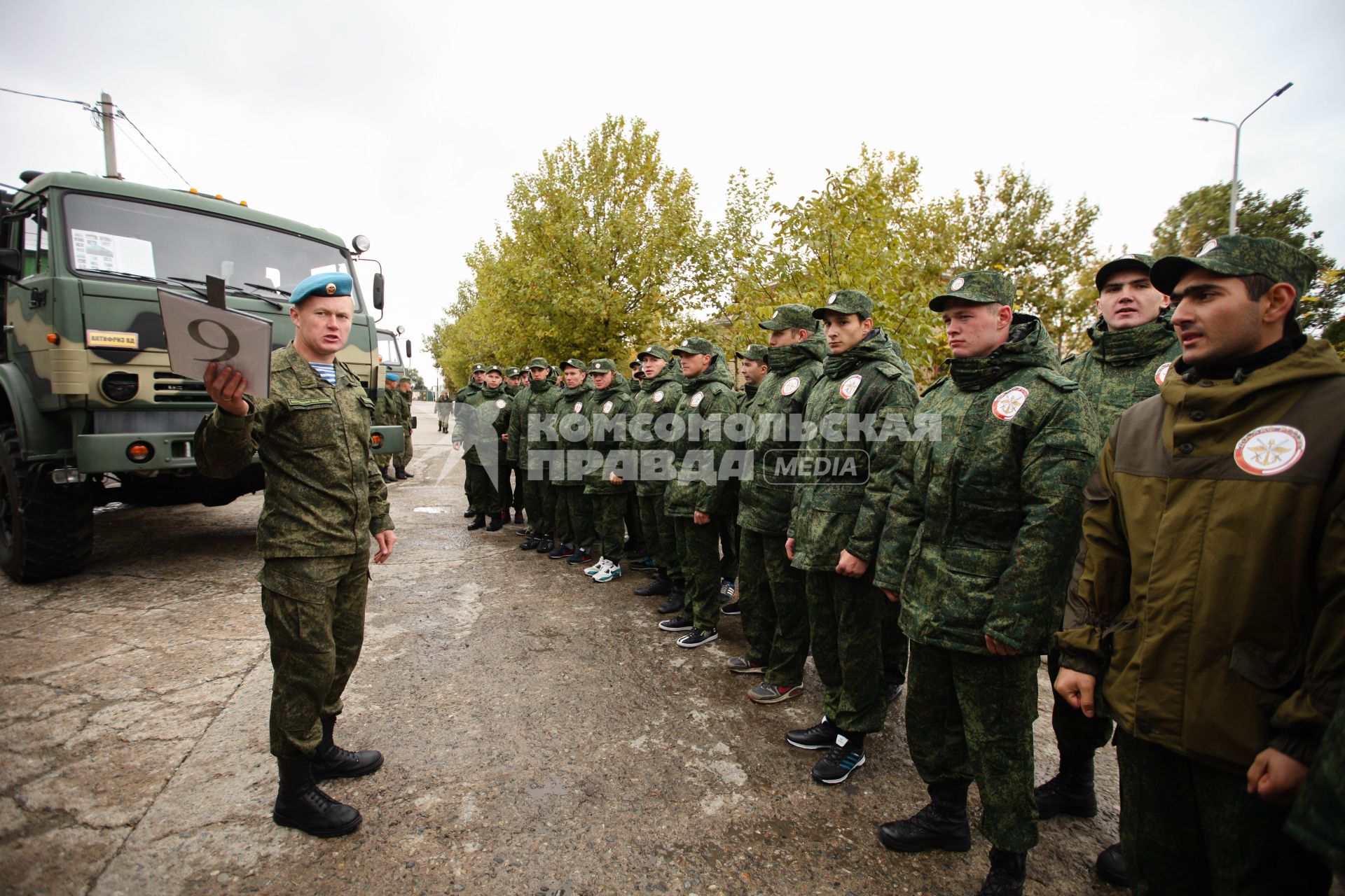 Ставрополь. День призывника в расположении 247-го десантно-штурмового Кавказского казачьего полка. Юноши, прошедшие призывную комиссию и получившие военную форму, будут проходить десантную подготовку на базе ДОСААФ.