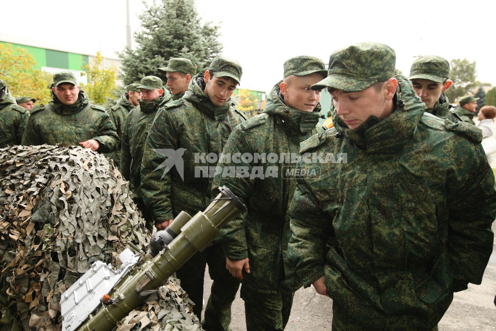 Ставрополь. День призывника в расположении 247-го десантно-штурмового Кавказского казачьего полка. Юноши, прошедшие призывную комиссию и получившие военную форму, знакомятся с оружием.