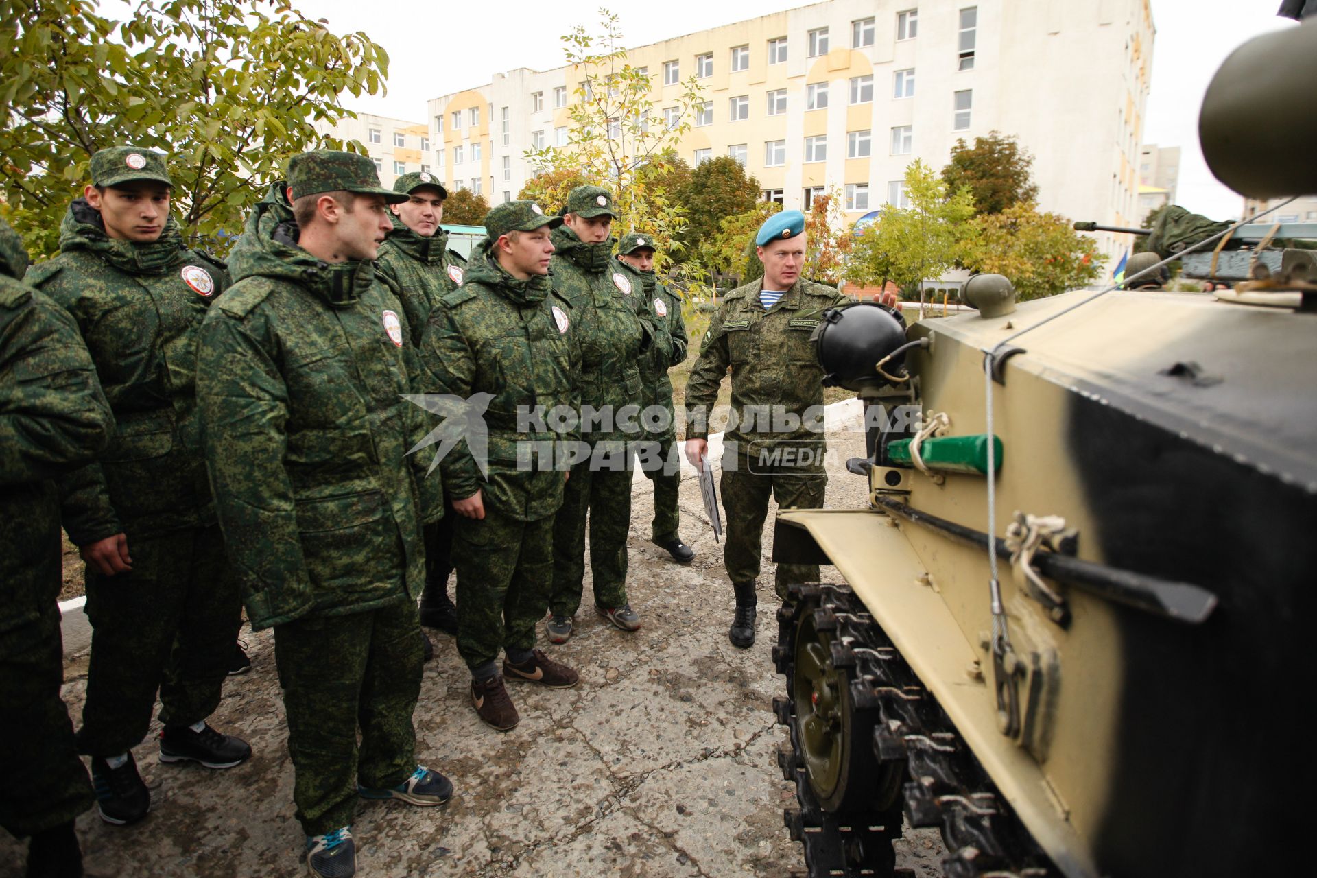 Ставрополь. День призывника в расположении 247-го десантно-штурмового Кавказского казачьего полка. Юноши, прошедшие призывную комиссию и получившие военную форму, знакомятся с военной техникой.