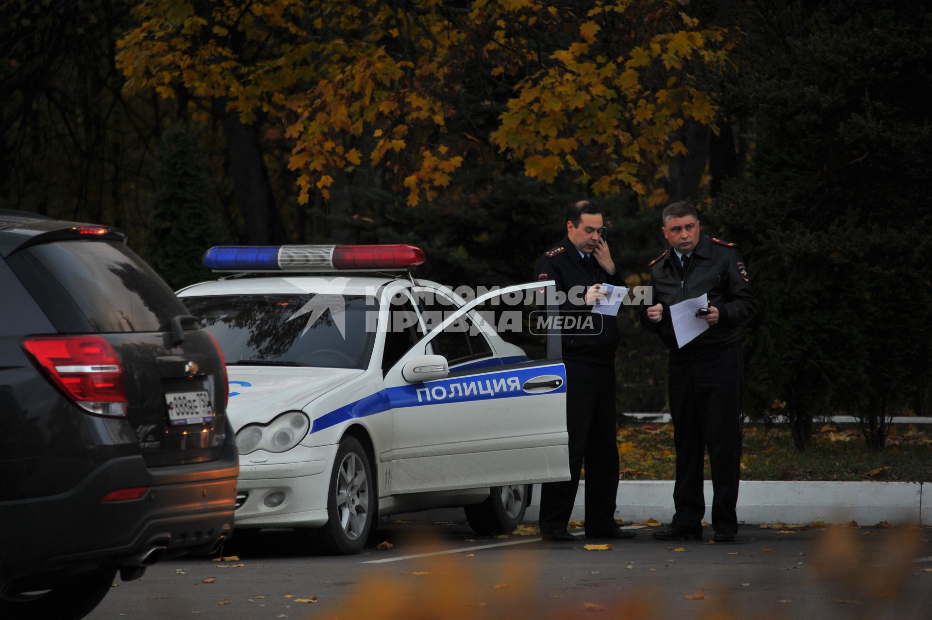 Московская область. Сотрудники полиции у здания городской администрации Красногорска, где 19 октября были убиты первый заммэра Красногорска Юрий Караулов и руководитель красногорских электросетей Георгий Котляренко.