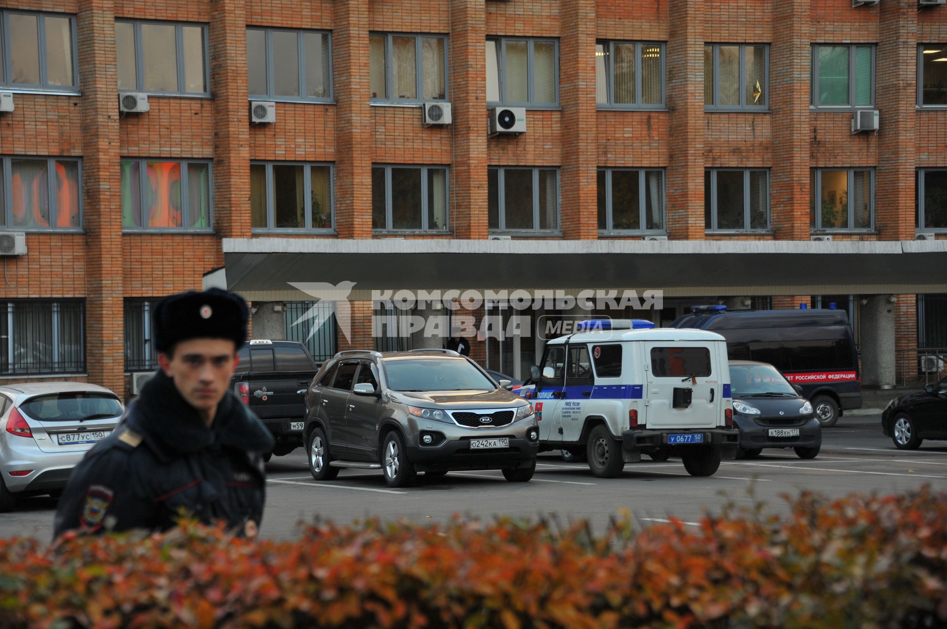 Московская область.  Сотрудники полиции у здания городской администрации Красногорска, где 19 октября были убиты первый заммэра Красногорска Юрий Караулов и руководитель красногорских электросетей Георгий Котляренко.