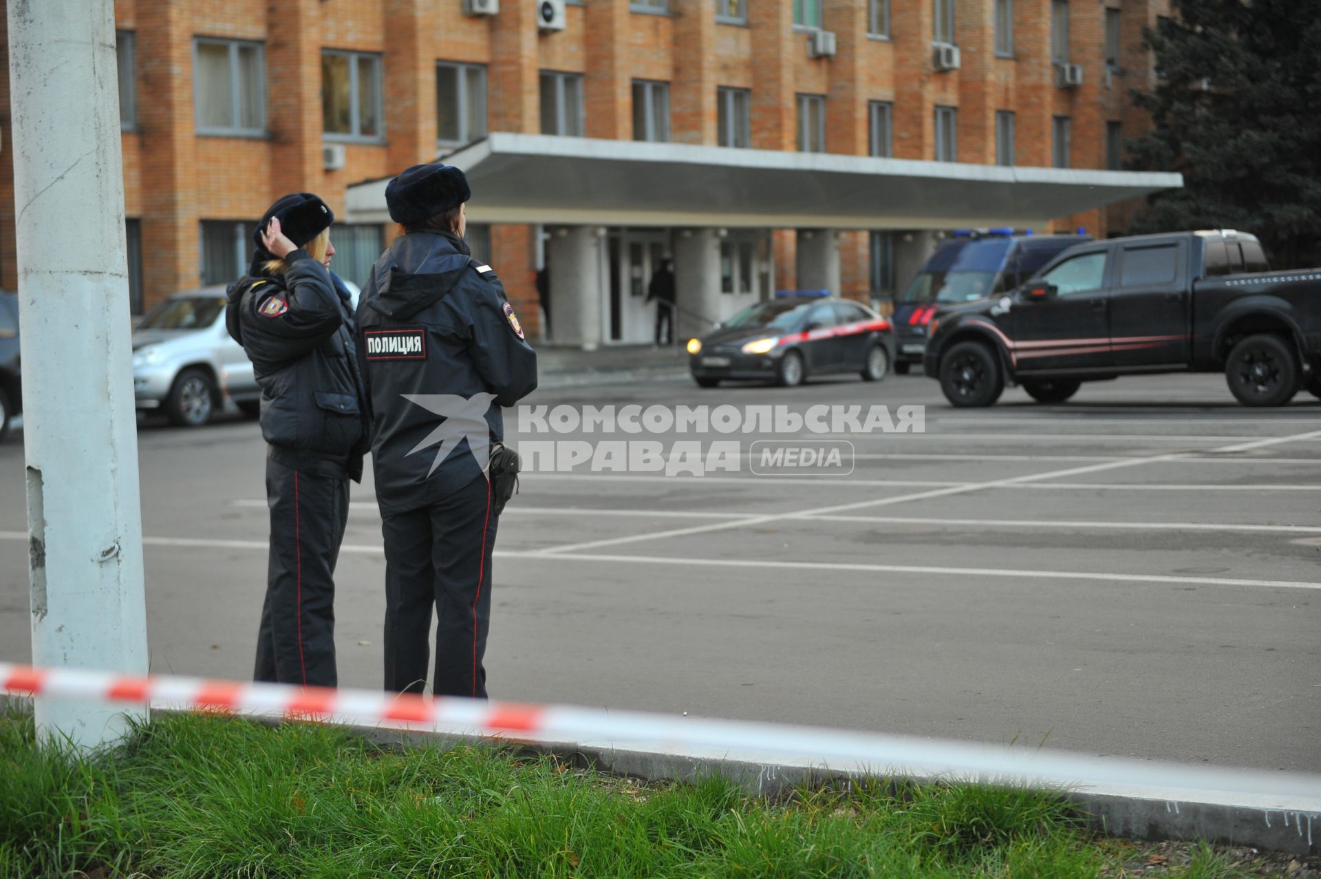 Московская область. Сотрудники полиции у здания городской администрации Красногорска, где 19 октября были убиты первый заммэра Красногорска Юрий Караулов и руководитель красногорских электросетей Георгий Котляренко.