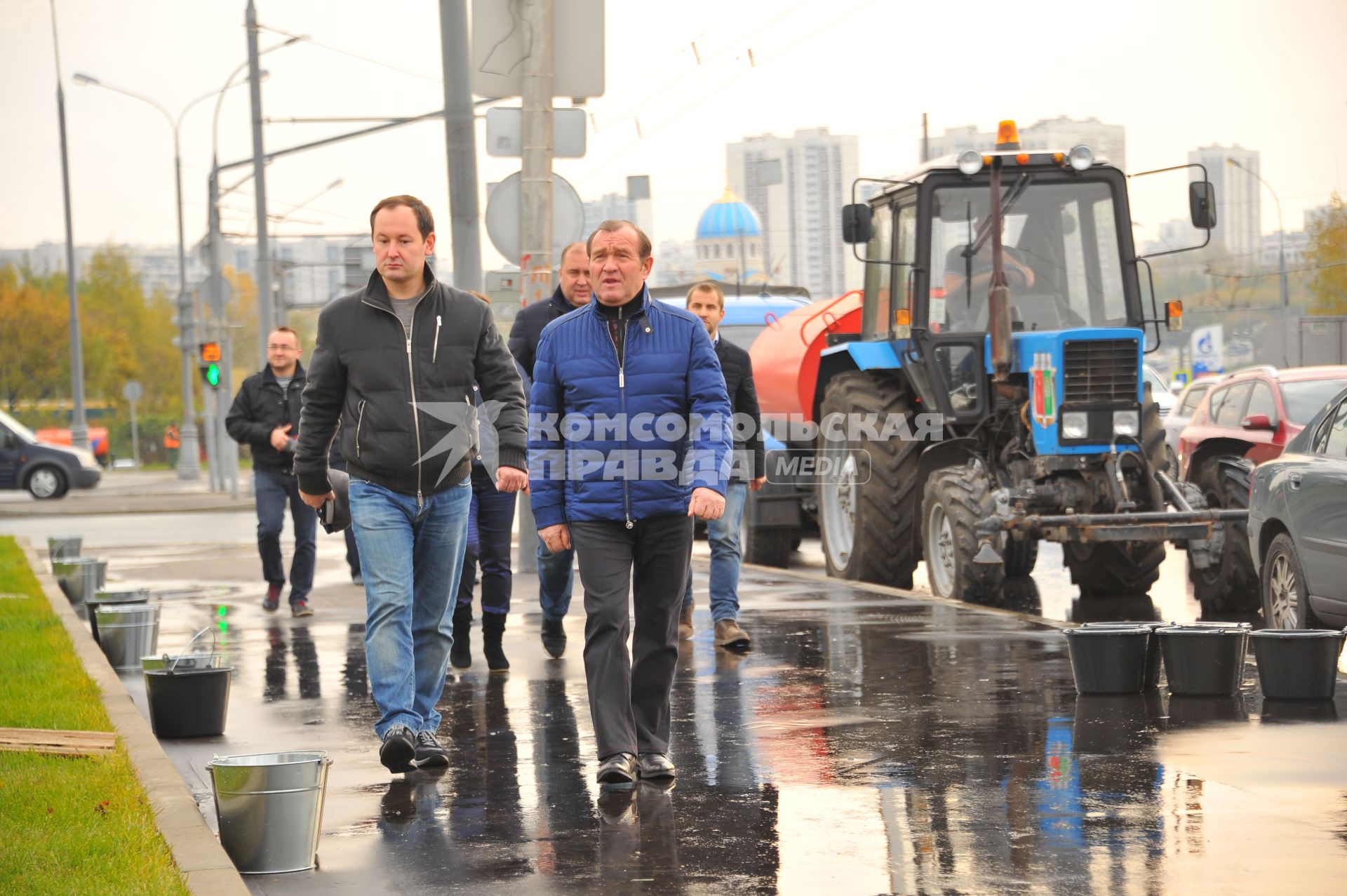 Москва.  Заместитель мэра Москвы по вопросам жилищно-коммунального хозяйства и благоустройства Петр Бирюков (второй слева) принял участие в высадке деревьев в рамках программы `Моя улица` вдоль Каширского шоссе.