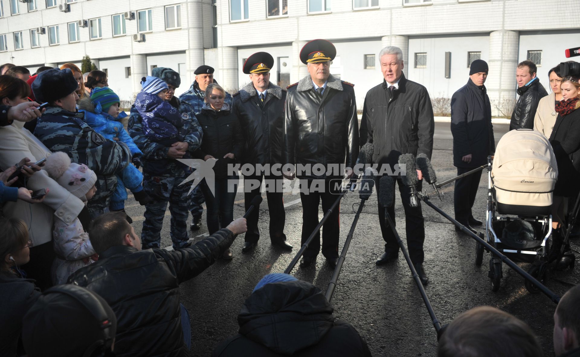 Москва. Слева направо: начальник ГУ МВД России по Москве Анатолий Якунин, министр внутренних дел РФ Владимир Колокольцев и мэр Москвы Сергей Собянин во время осмотра городка ОМОН в районе  Строгино.