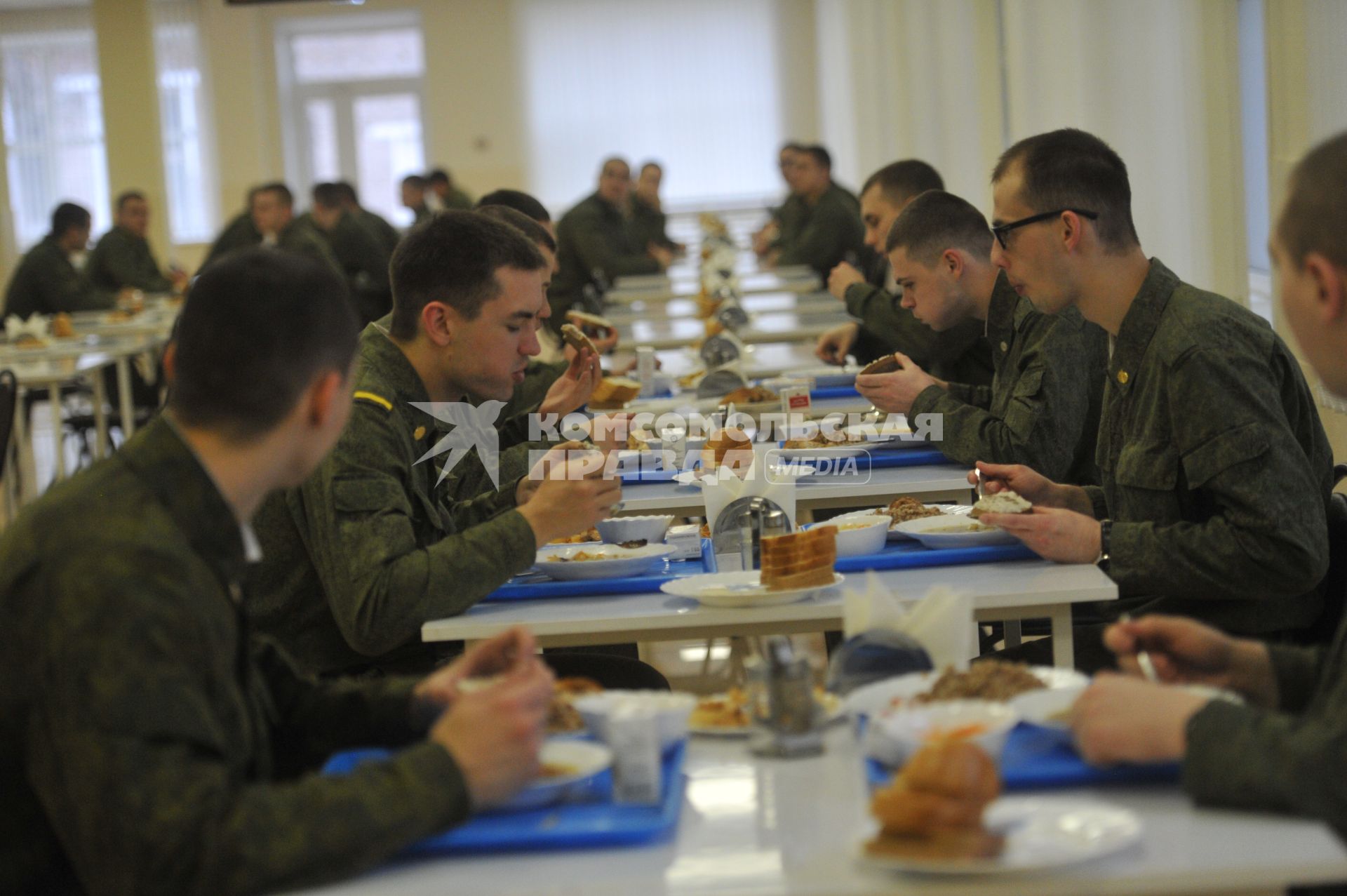 Московская область. Научная рота Войск воздушно-космической обороны. Солдаты в столовой во время обеда.