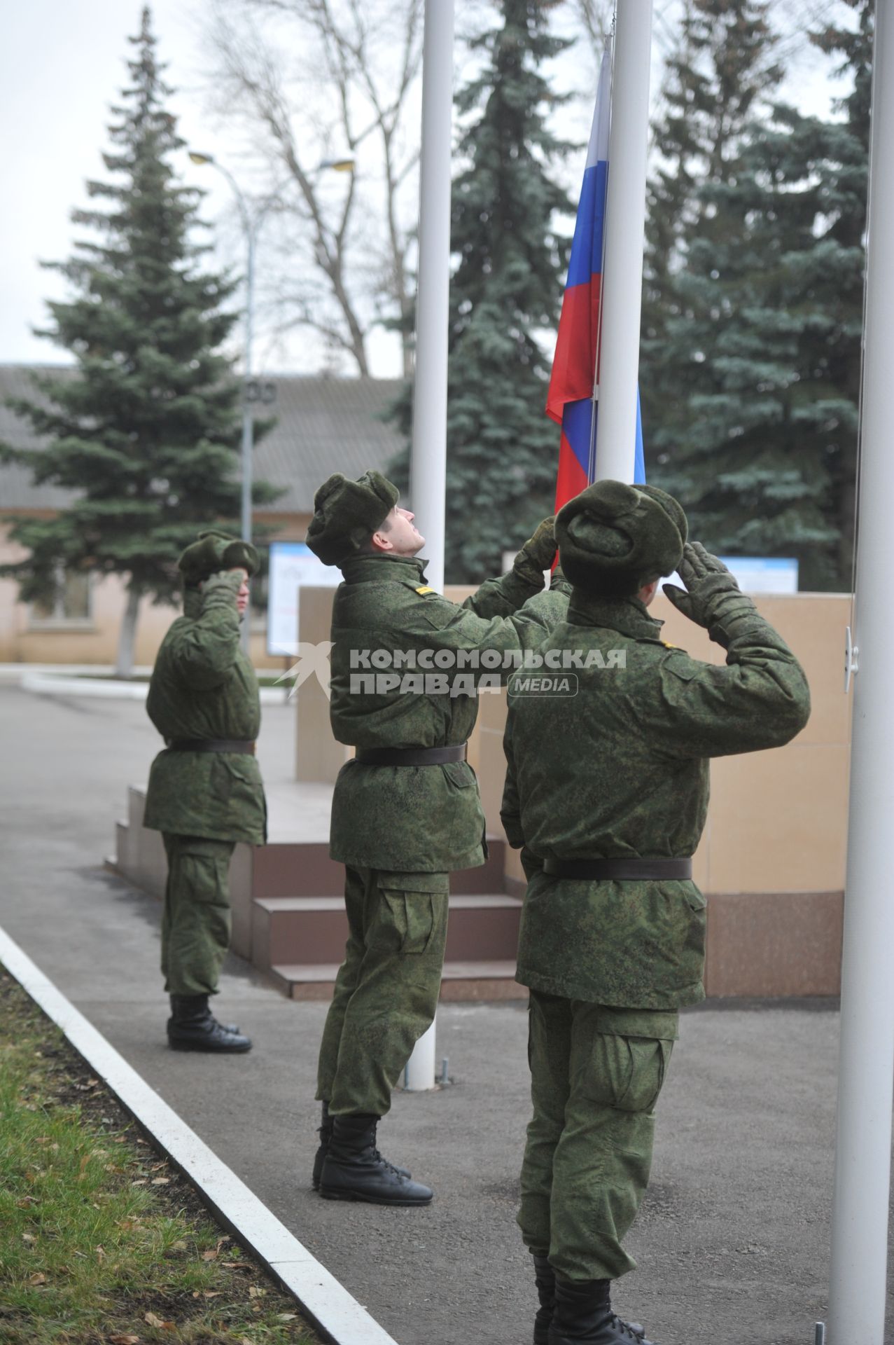 Московская область. Научная рота Войск воздушно-космической обороны. Солдаты поднимаю флаг России.