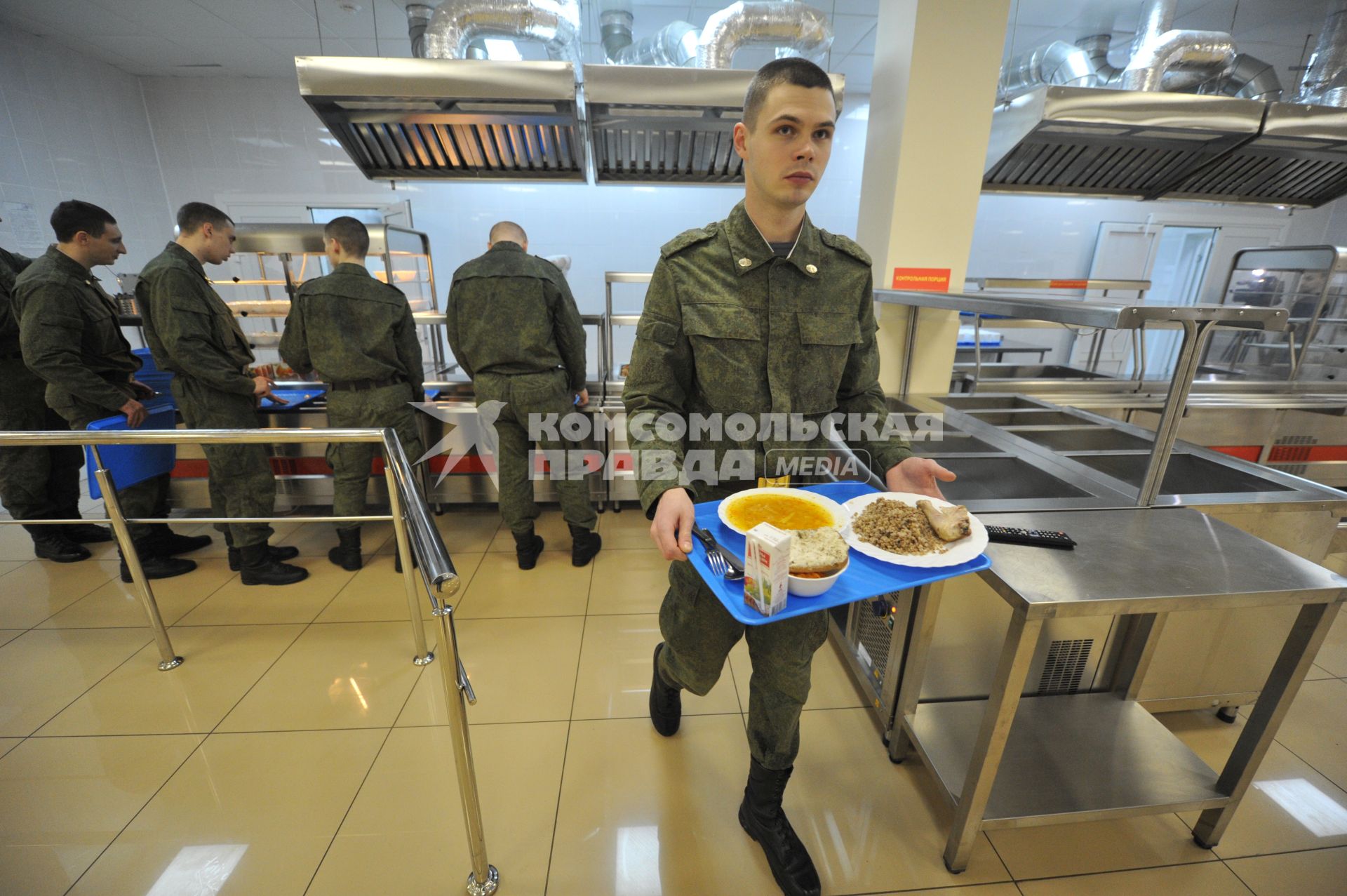 Московская область. Научная рота Войск воздушно-космической обороны. Солдаты в столовой во время обеда.