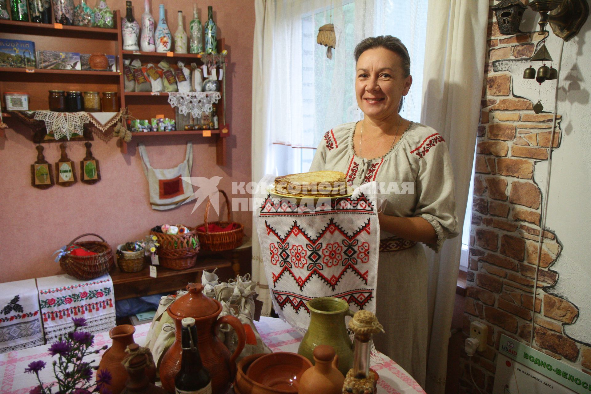 Беларусь. с.Пески. Агроусадьба `На Заречной улице`. Хозяйка усадьбы Алла Поликарпук встречает гостей блинами в гостинице.