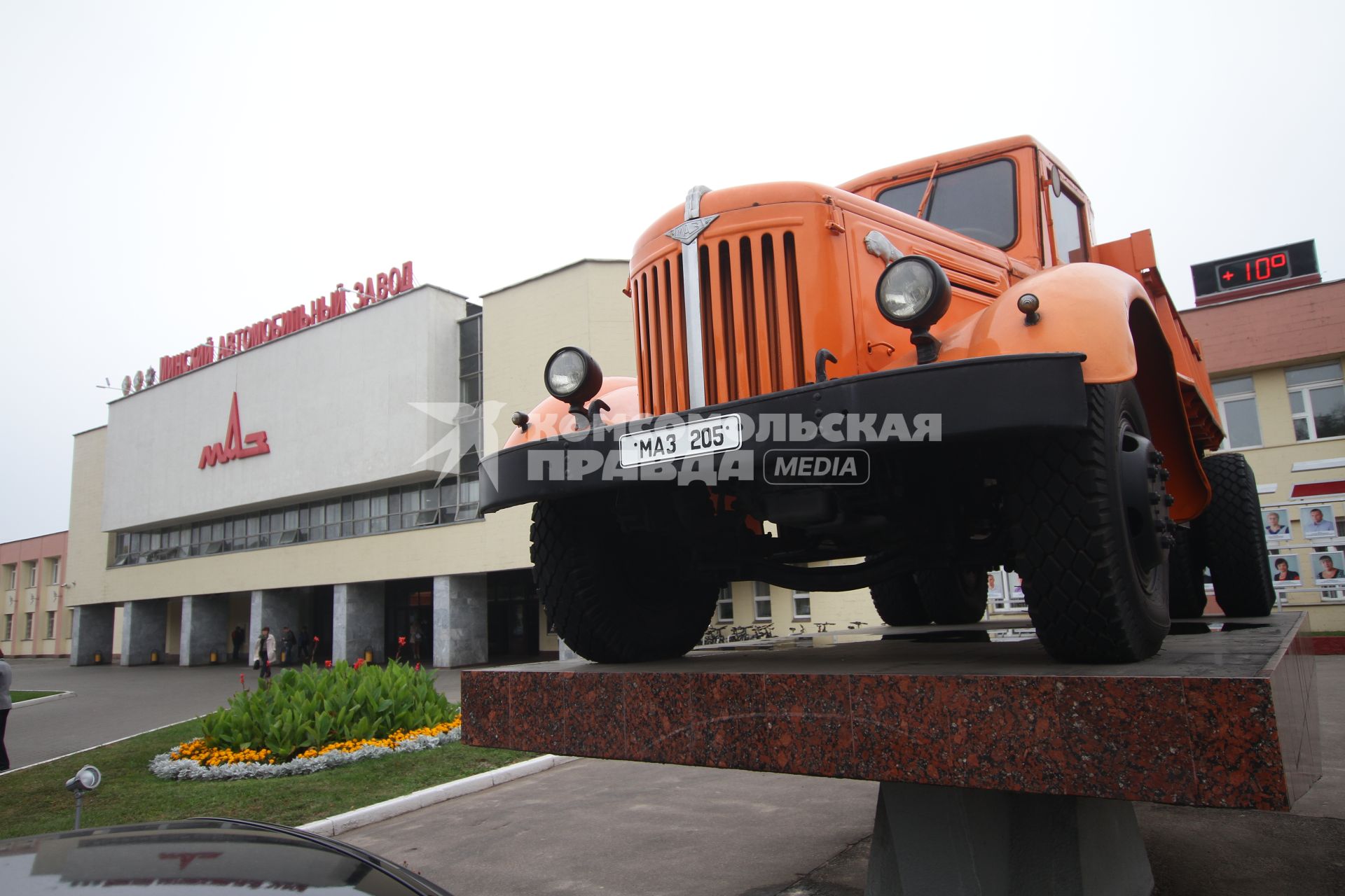 Беларусь. Минский автомобильный завод. Грузовик на постаменте.