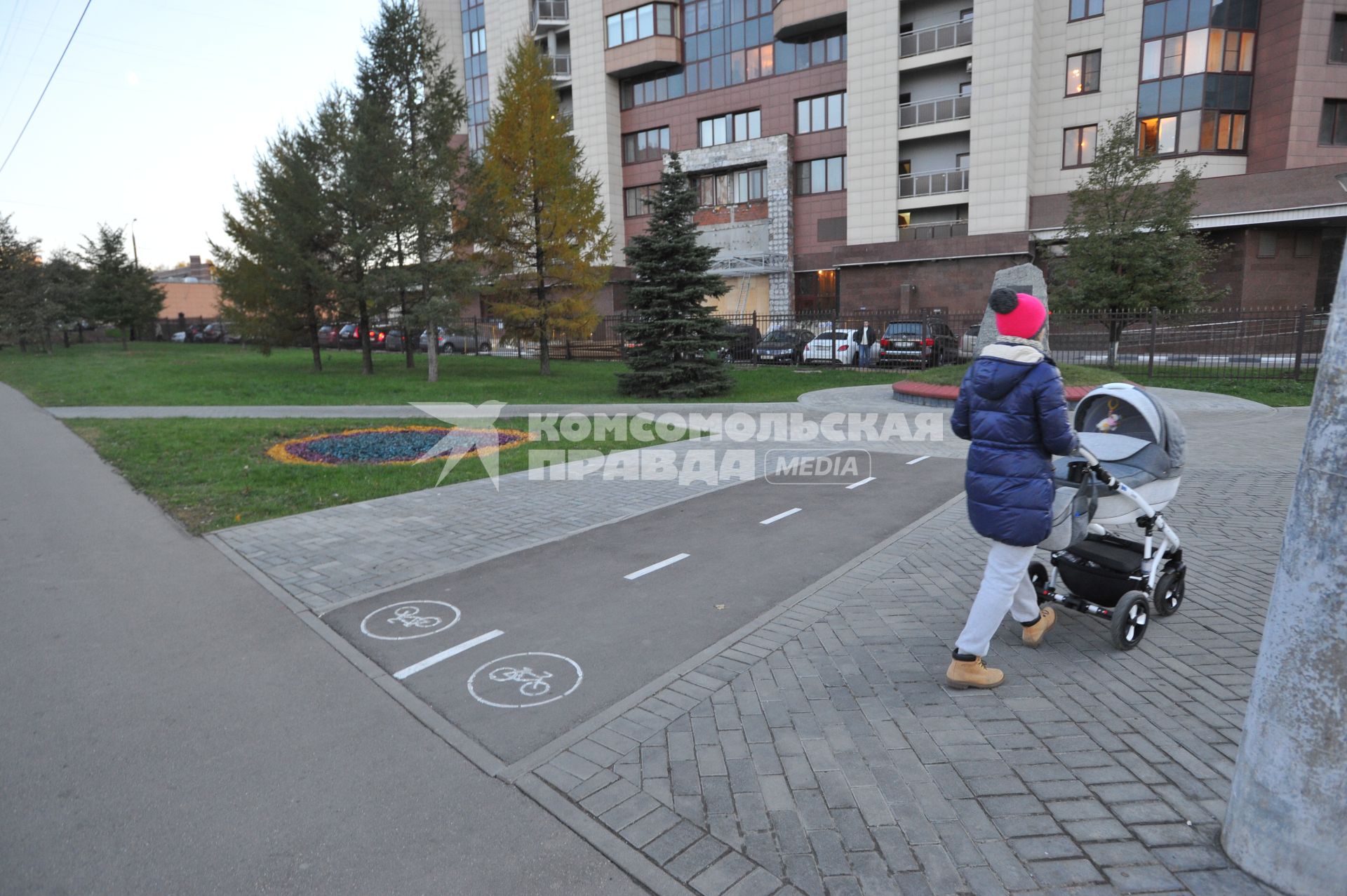 Москва.  Велодорожка длиной три метра на улице Удальцова.