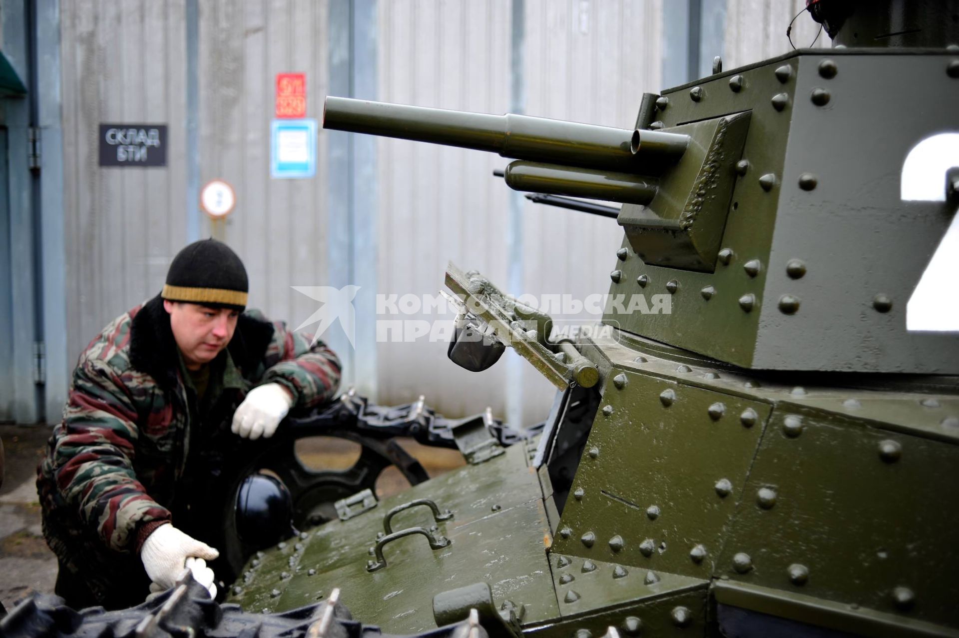 Кубинка. Мужчина у военной техники  в Центральном музее бронетанкового вооружения и техники.