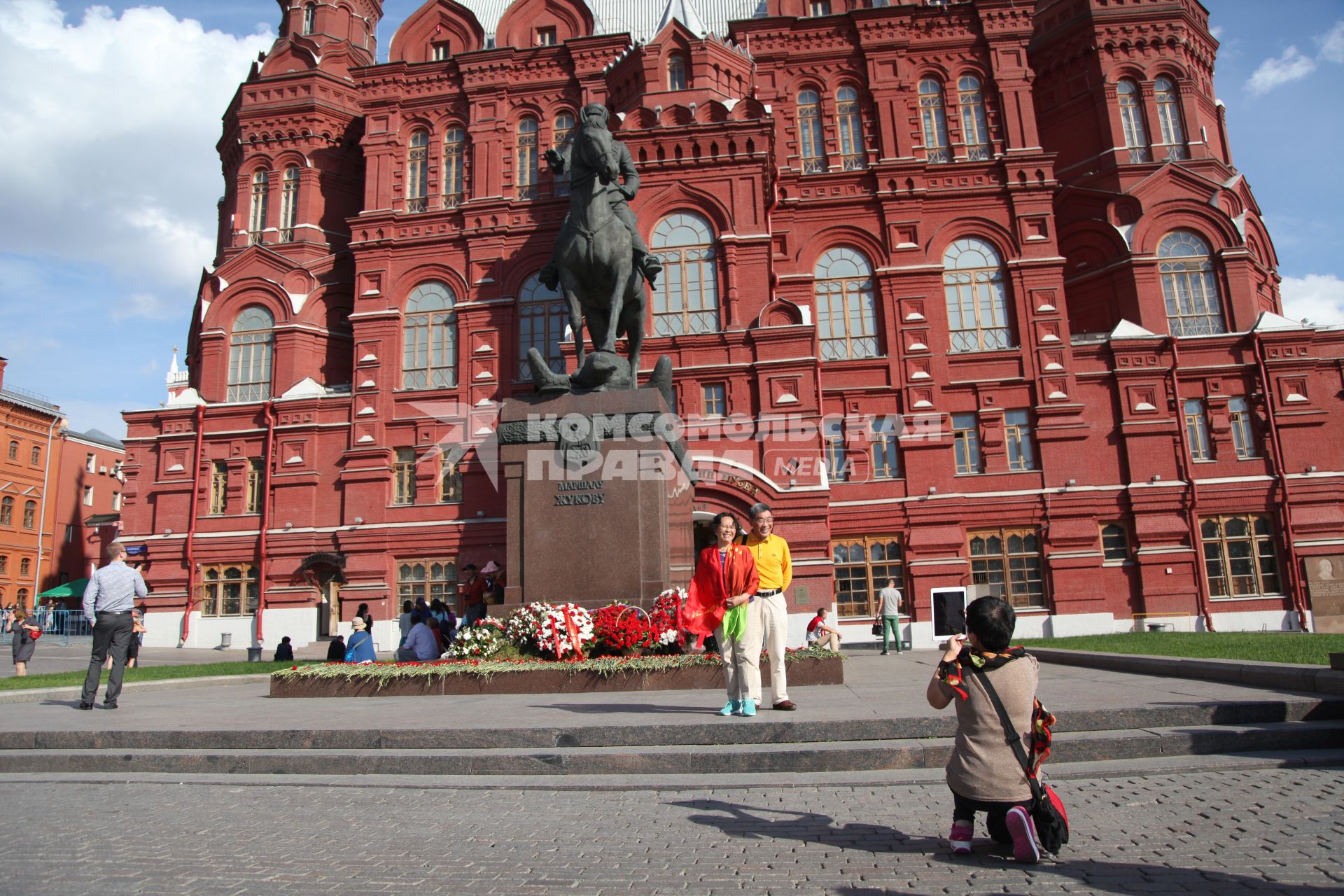 Москва. Туристы фотографируются на фоне памятника маршалу Георгию Жукову.