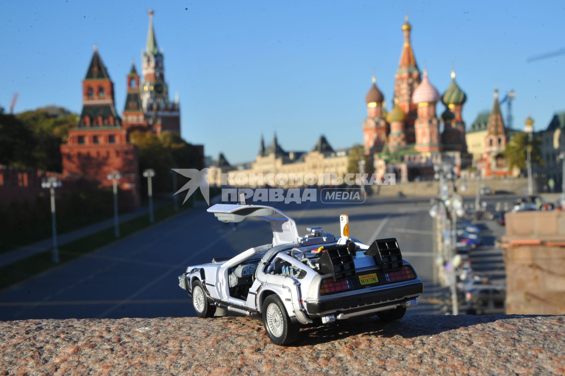 Москва. Модель автомобиля DeLorean DMC-12 из фильма `Назад в будущее`  21 октября 2015 г. на Красной площади.