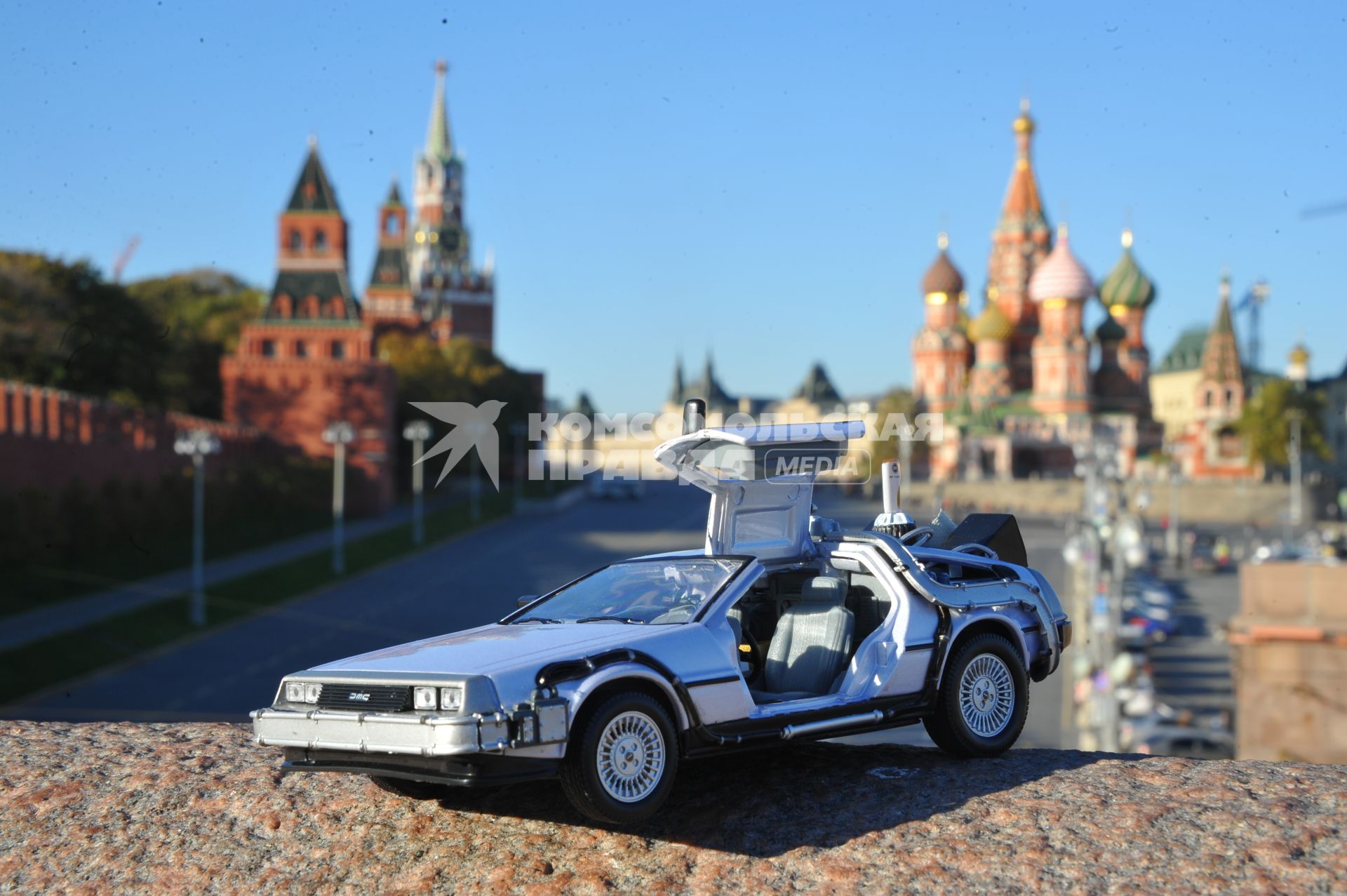 Москва. Модель автомобиля DeLorean DMC-12 из фильма `Назад в будущее`  21 октября 2015 г. на Красной площади.