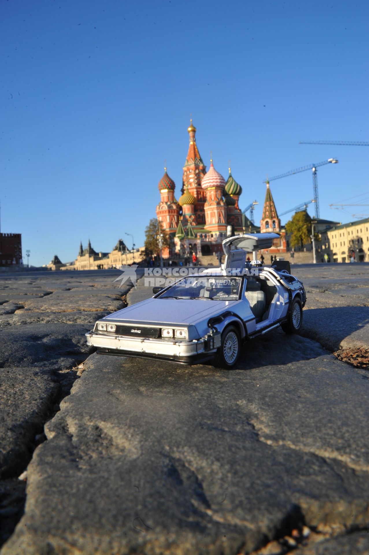 Москва. Модель автомобиля DeLorean DMC-12 из фильма `Назад в будущее`  21 октября 2015 г. на Красной площади.