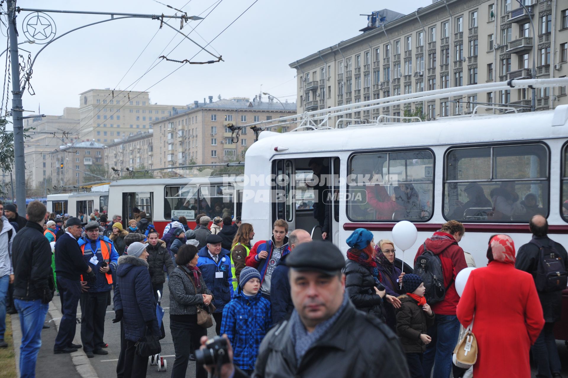 Москва.  Горожане на празднике московского троллейбуса на Фрунзенской набережной.