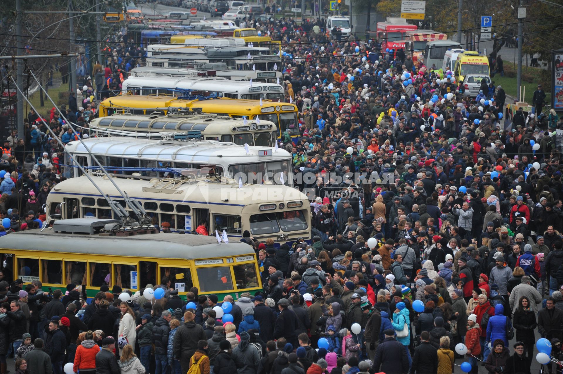 Москва.  Горожане на празднике московского троллейбуса на Фрунзенской набережной.