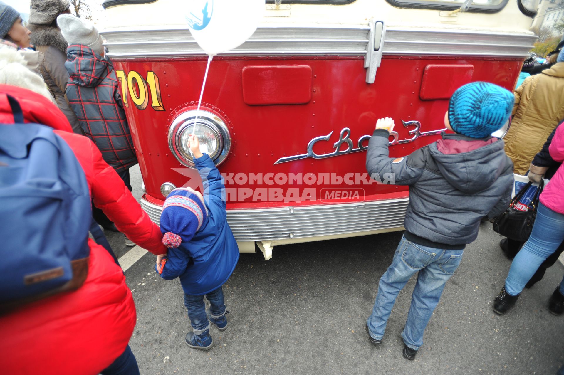Москва.  Горожане на празднике московского троллейбуса на Фрунзенской набережной.