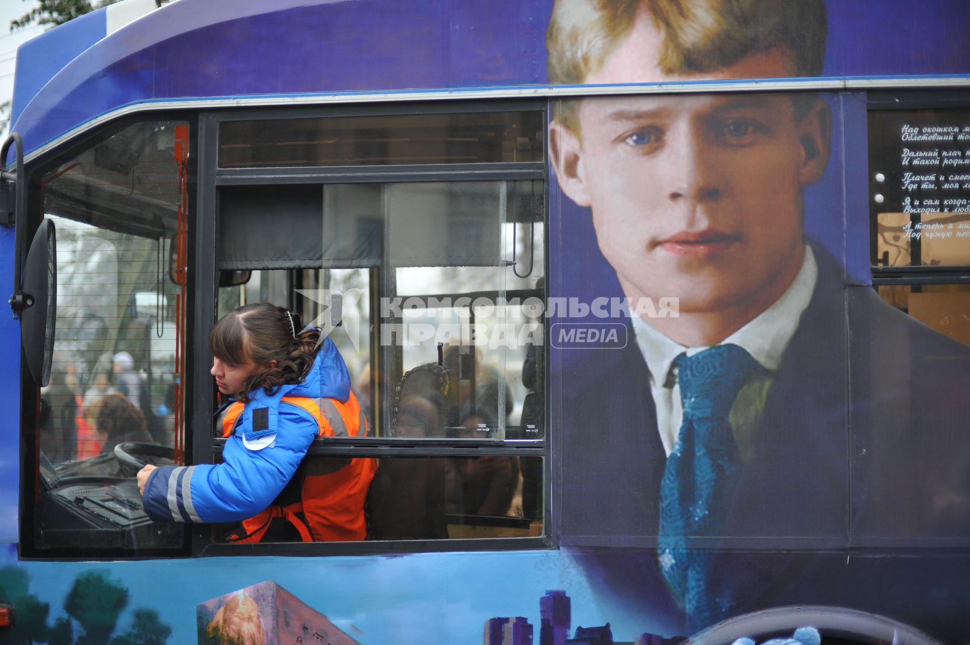 Москва. Женщина за рулем троллейбуса  на празднике московского троллейбуса на Фрунзенской набережной.