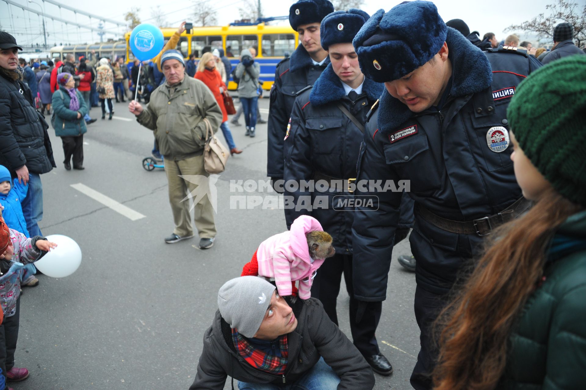 Москва.  Мужчина с обезьянкой на плече во время праздника московского троллейбуса на Фрунзенской набережной.