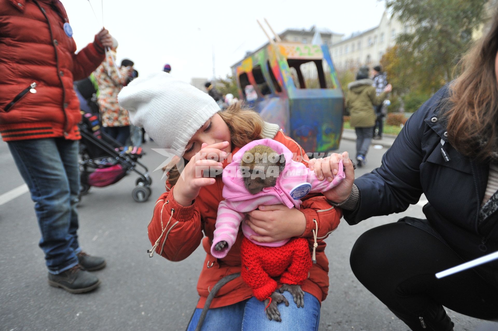 Москва. Девочка держит на руках обезьянку во время праздника московского троллейбуса на Фрунзенской набережной.