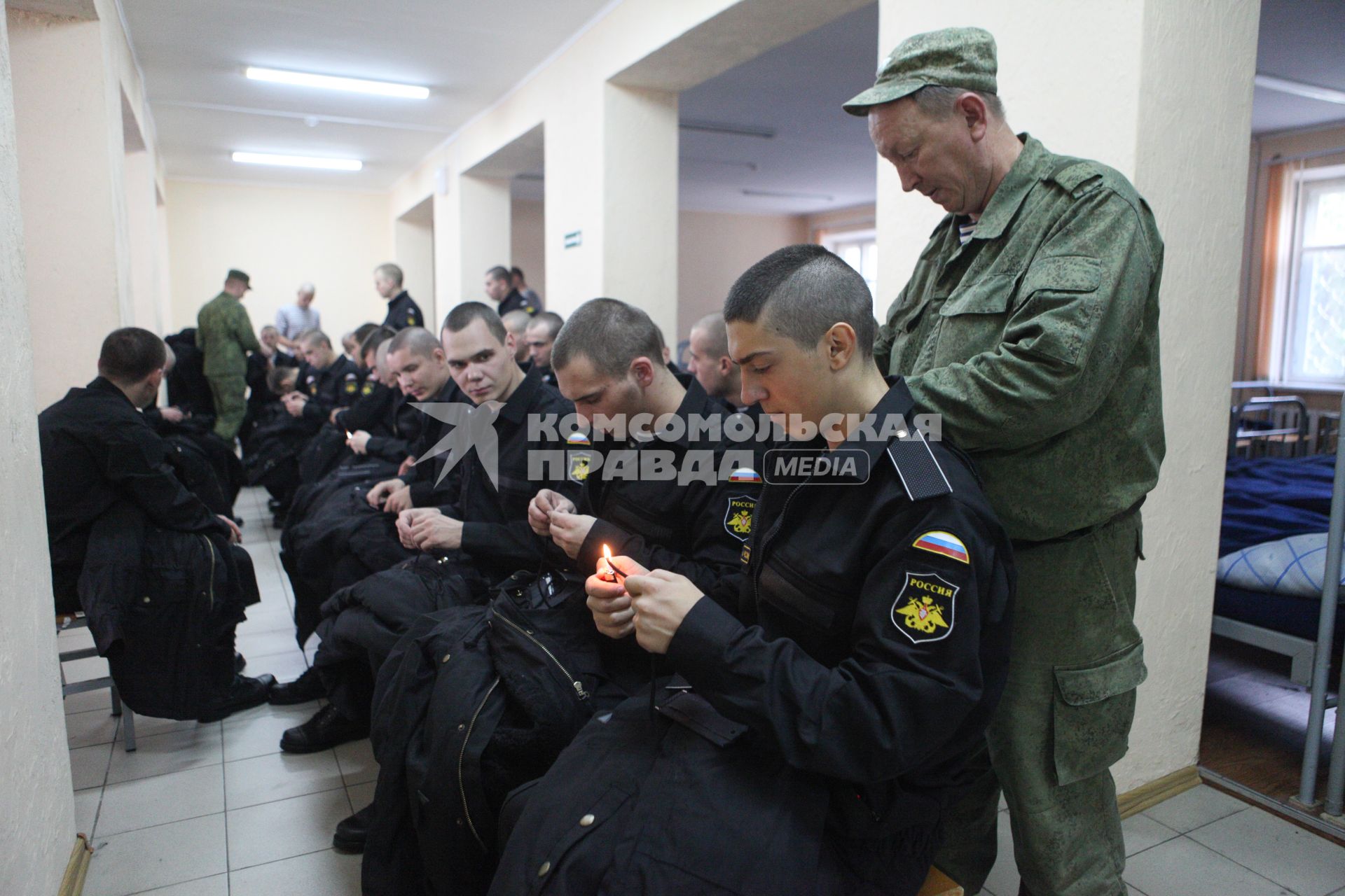 Ставрополь. Призывники в казарме во время подгонки формы.