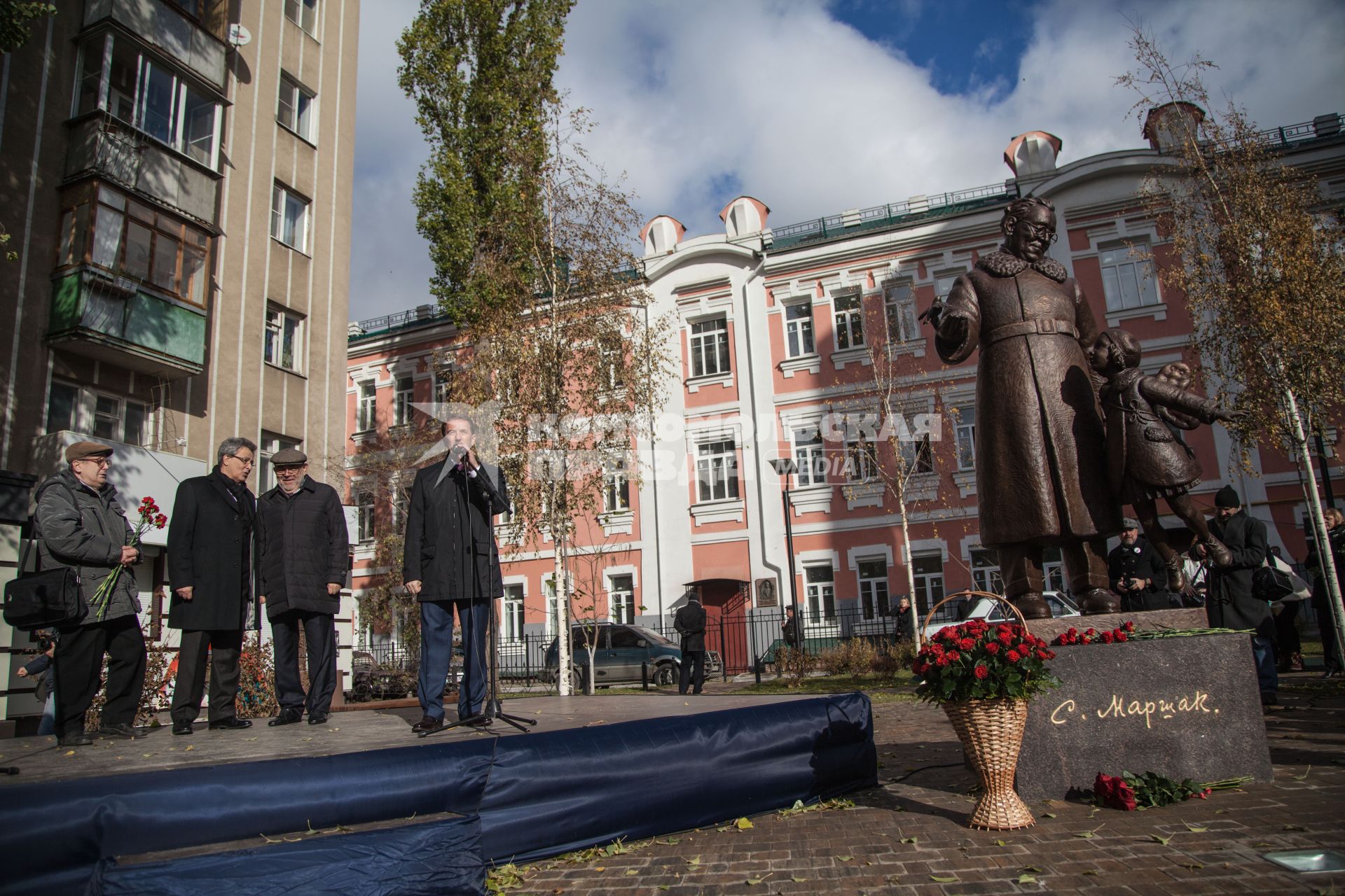 Воронеж. Губернатор Воронежской области Алексей Гордеев выступает на открытии памятника С.Я. Маршаку.