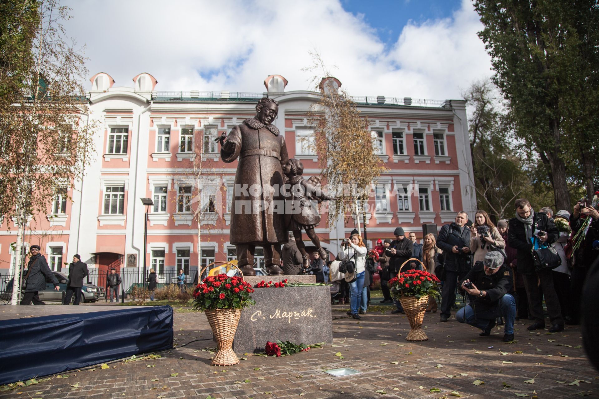 Воронеж. Открытие памятника С.Я. Маршаку во дворе дома, где жил писатель.